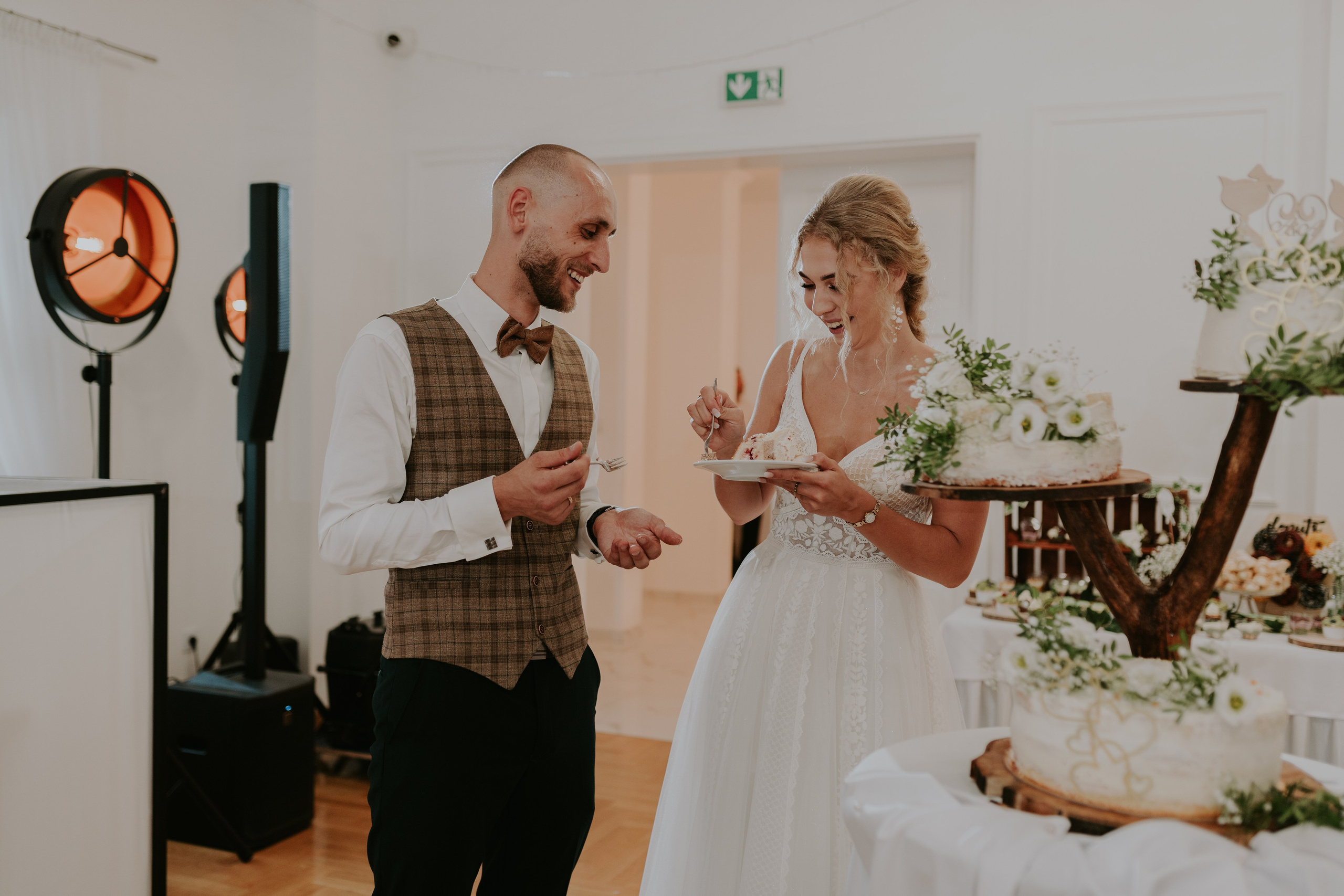 Dwór Wierzbno: plenerowy ślub pod wierzbą. Karkowskafoto - fotografia miłości