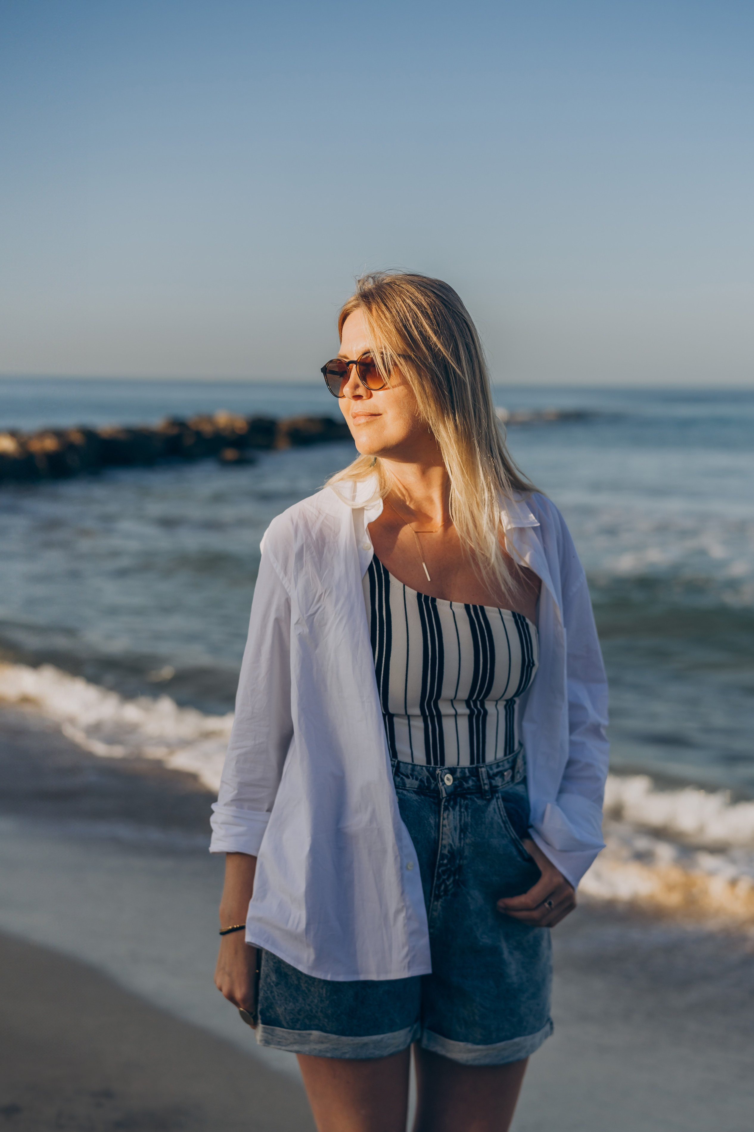 Jul on the beach in the morning. Фотограф у Пальма де Майорка