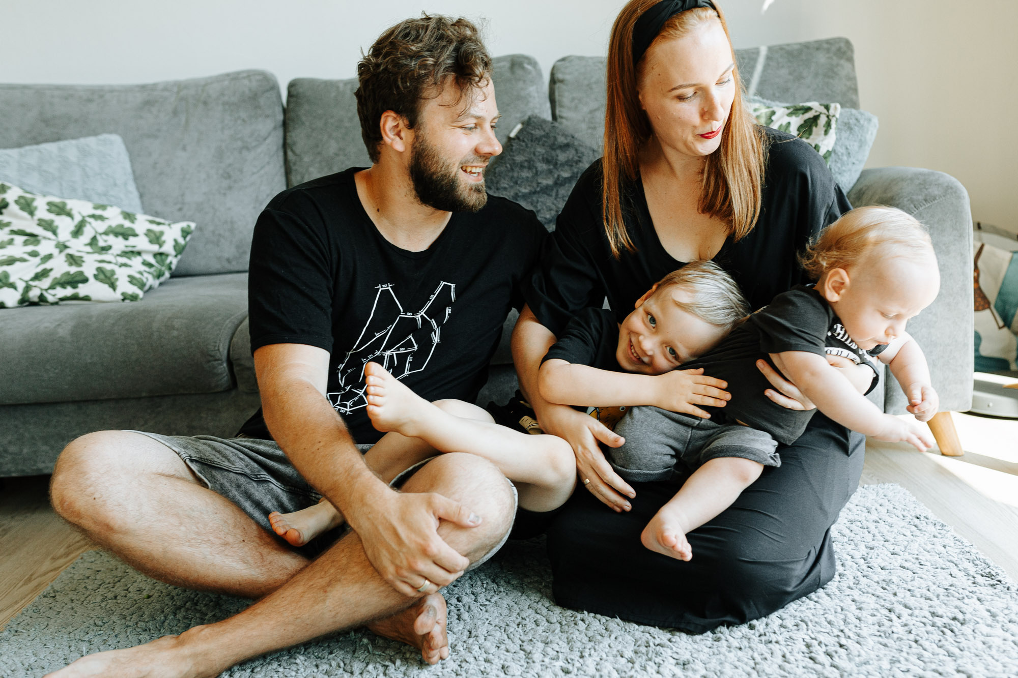 Ģimenes fotosesija savā mājā