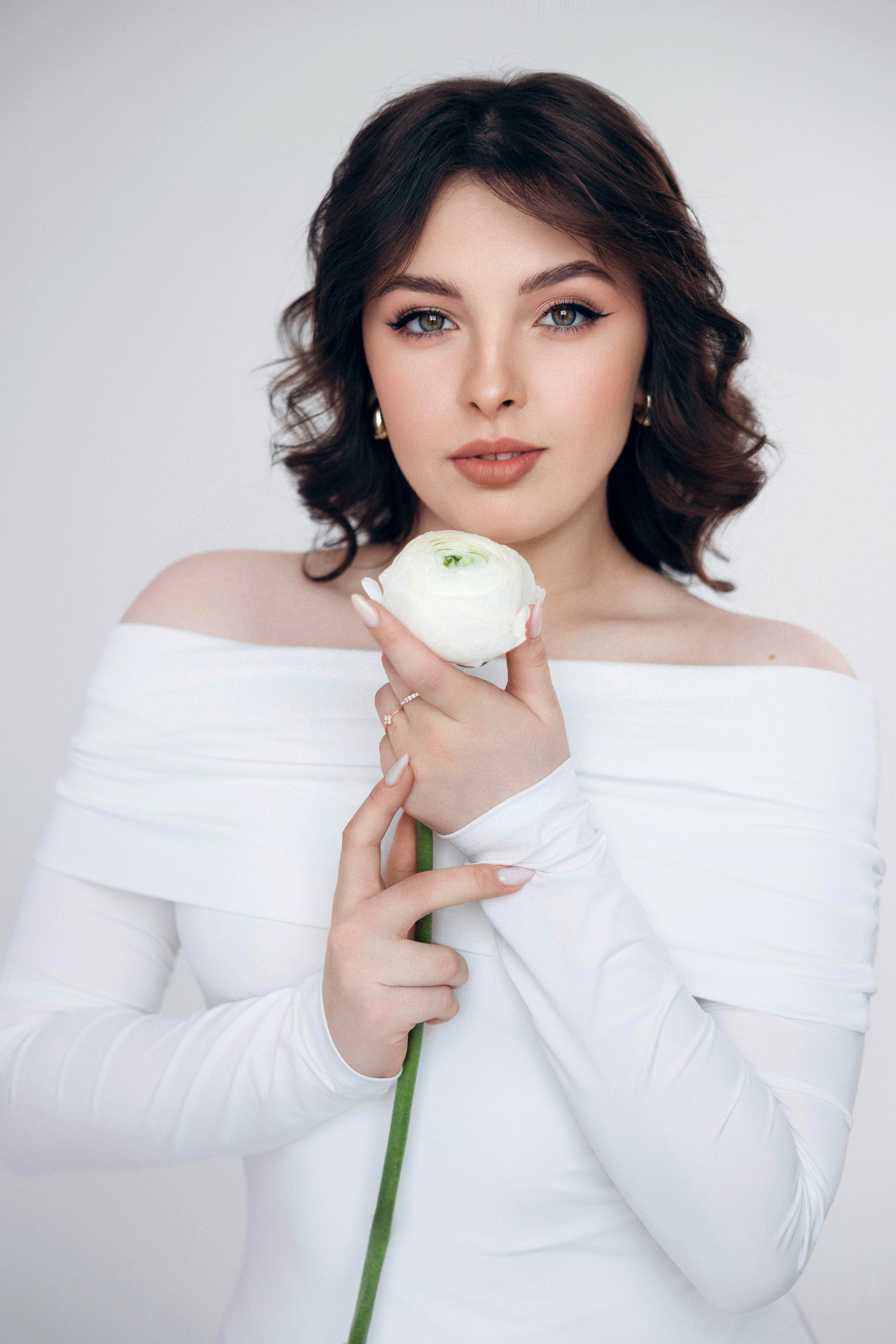 Minimalistyczny portret kobiecy na jasnym tle