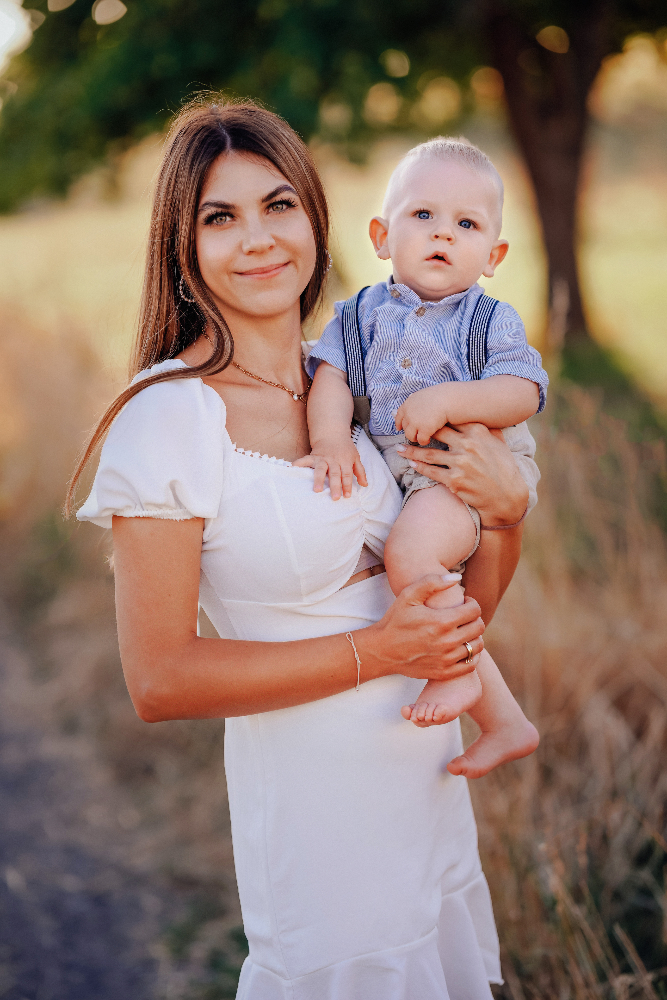 Loving family in summer. Portraitfotografie in Gründau Elena Ohnstedt
