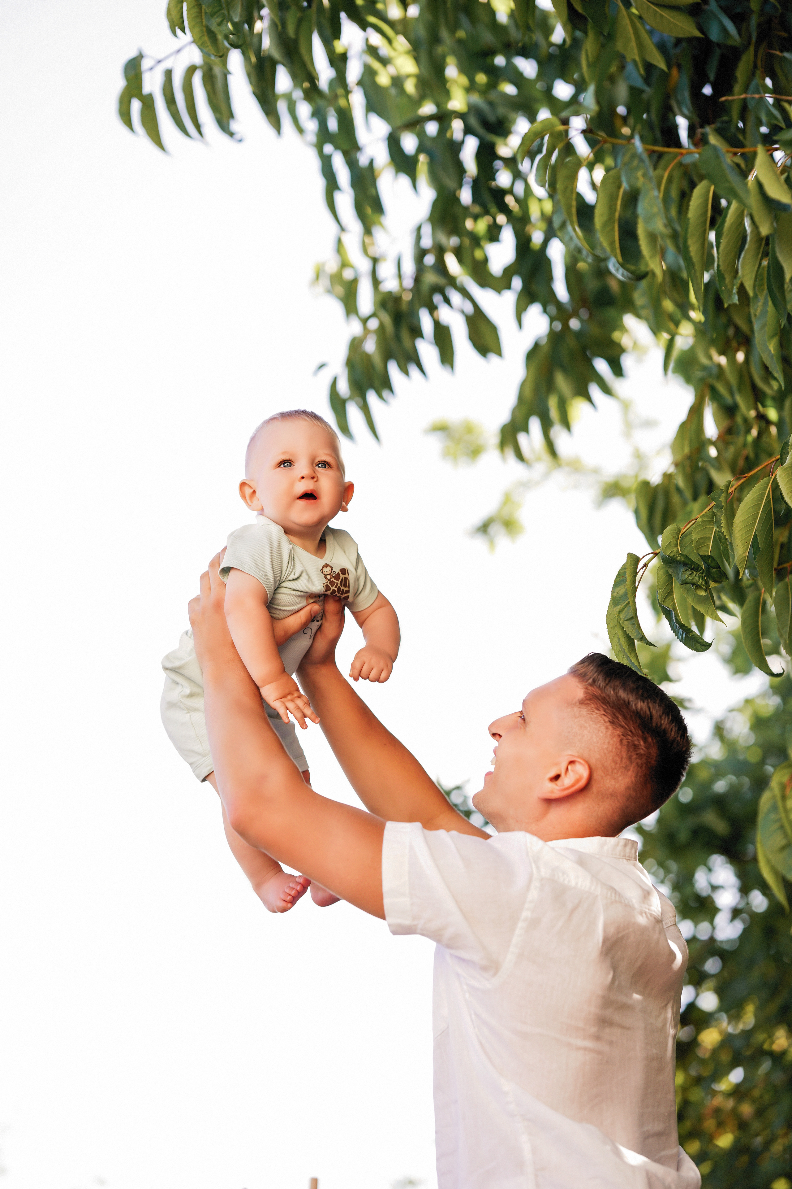 Loving family in summer. Portraitfotografie in Gründau Elena Ohnstedt