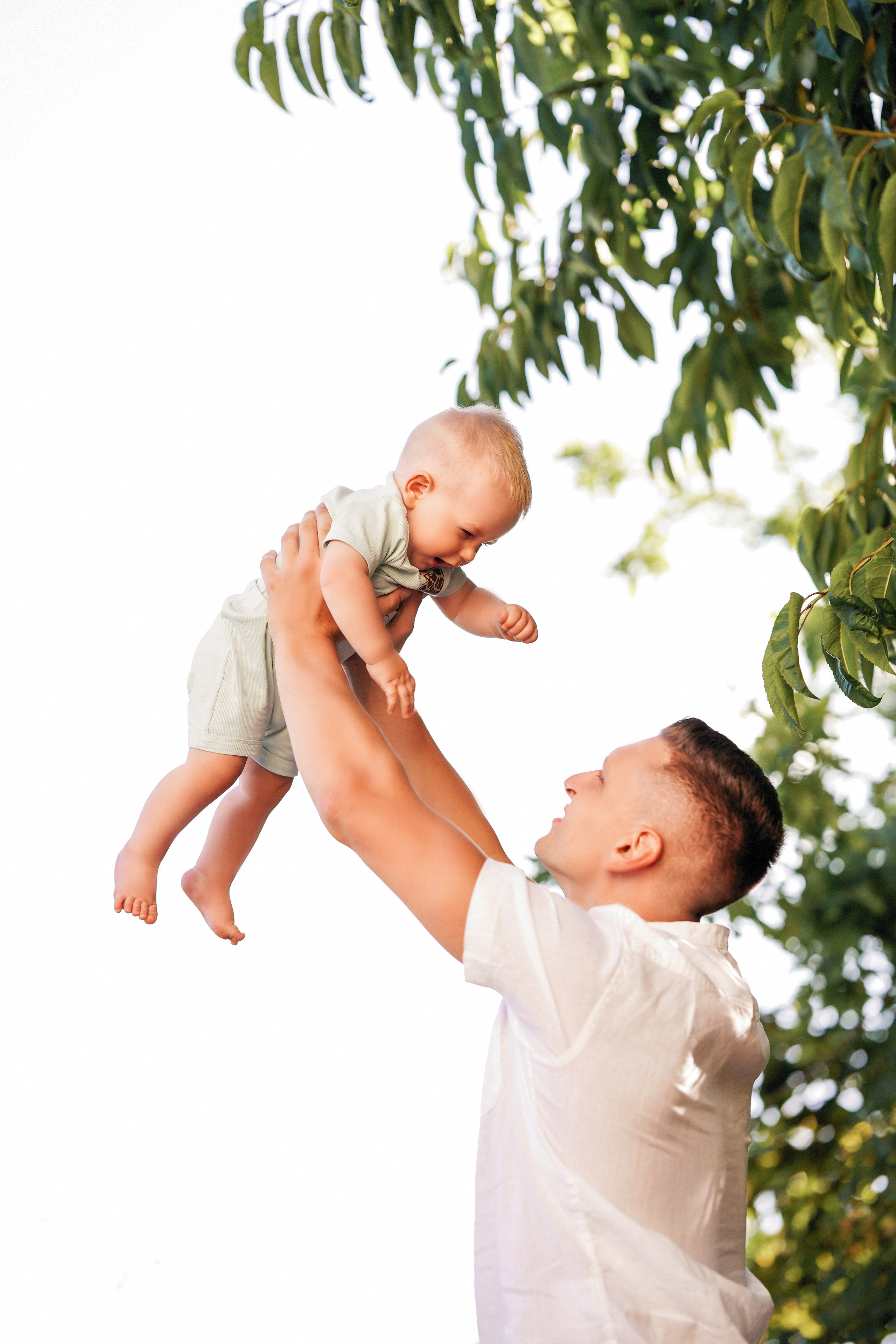 Loving family in summer. Portraitfotografie in Gründau Elena Ohnstedt