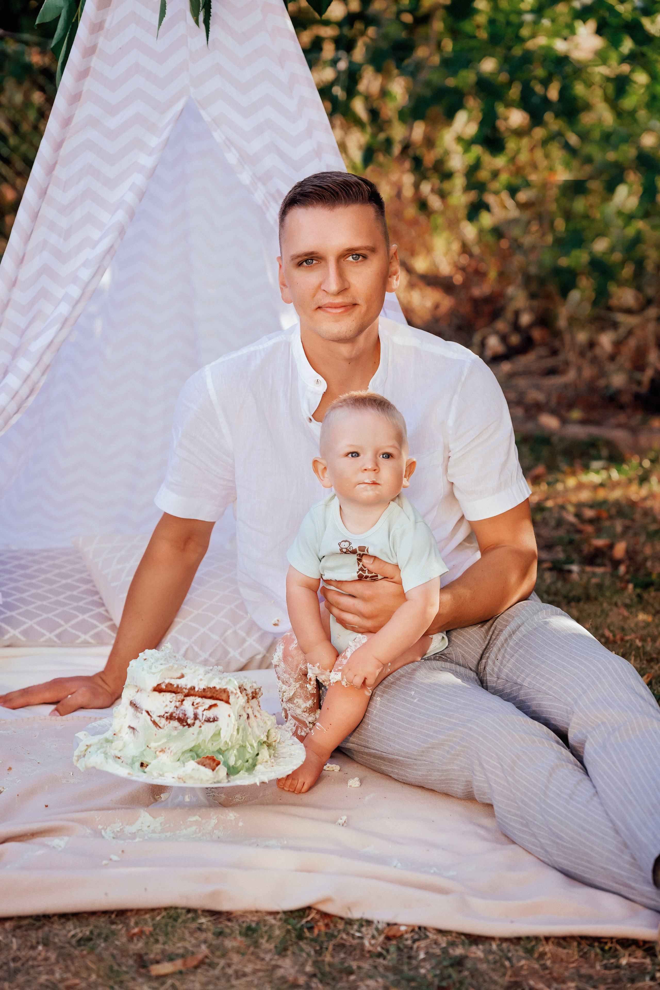 Loving family in summer. Portraitfotografie in Gründau Elena Ohnstedt