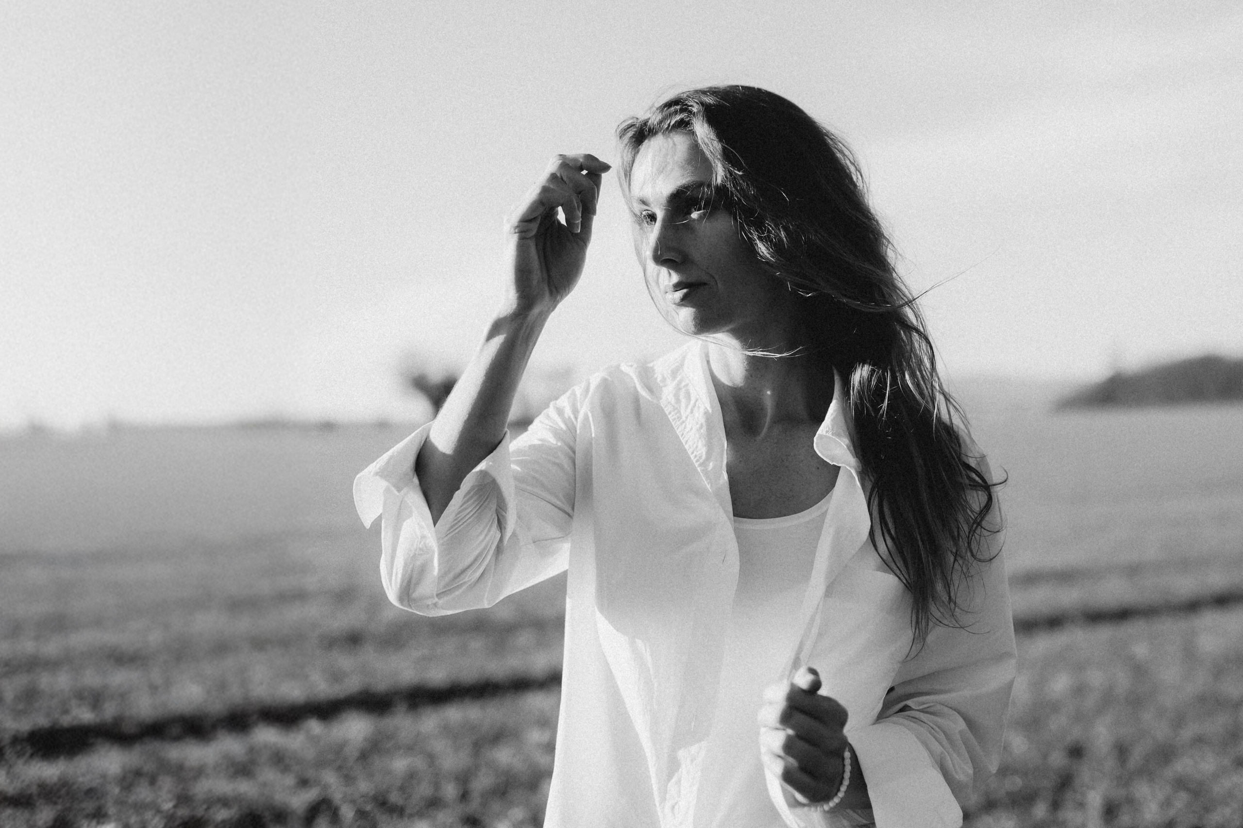 Stimmungsvolles Frauenporträt im Freien mit lebendiger Atmosphäre