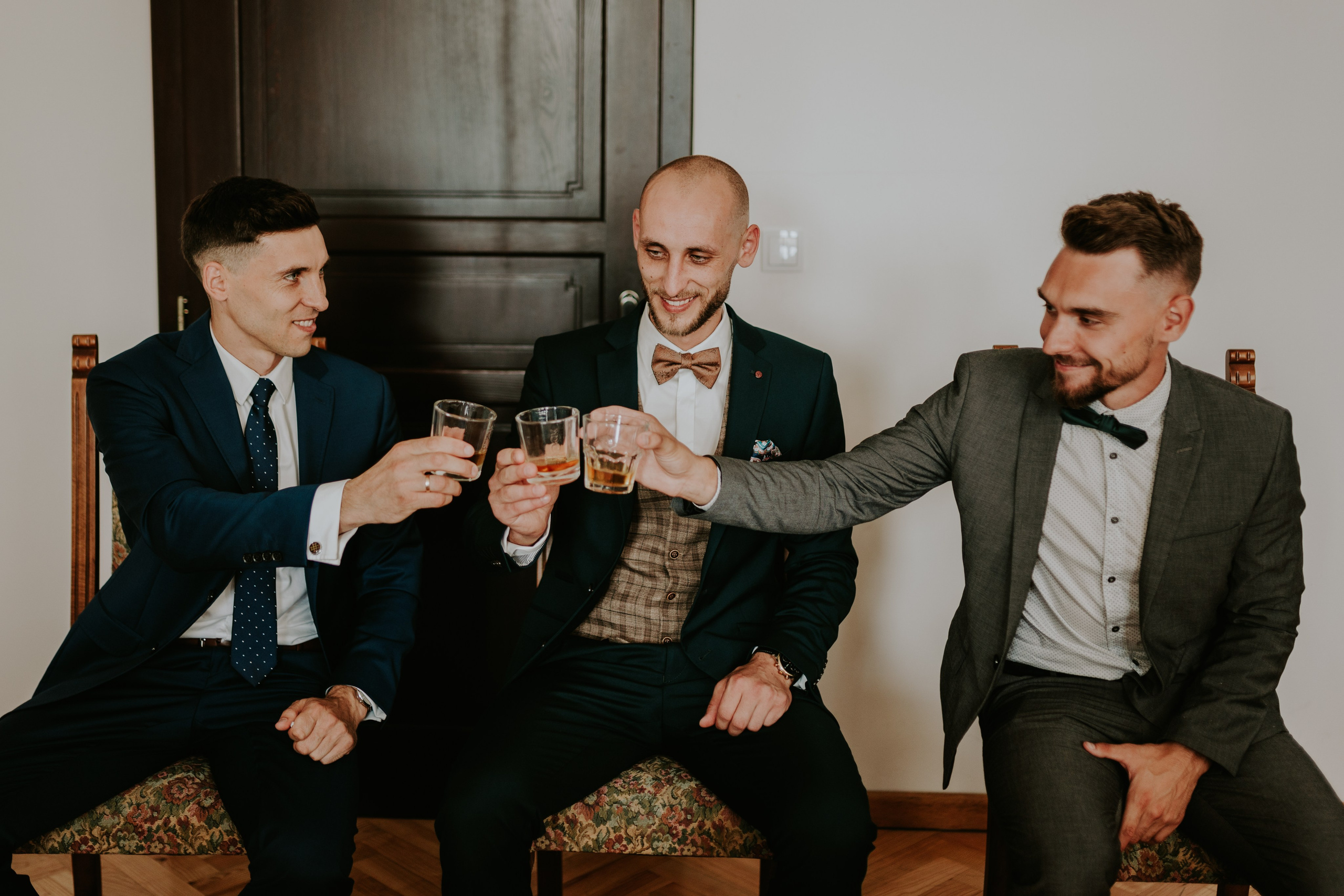 Dwór Wierzbno: plenerowy ślub pod wierzbą. Karkowskafoto - fotografia miłości