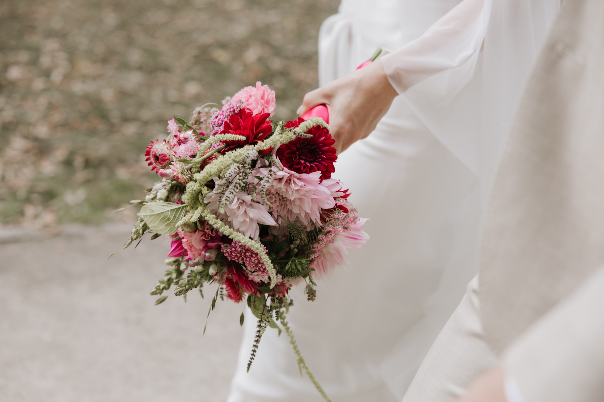 Romantischer pastellfarbener Brautstrauß mit Pfingstrose