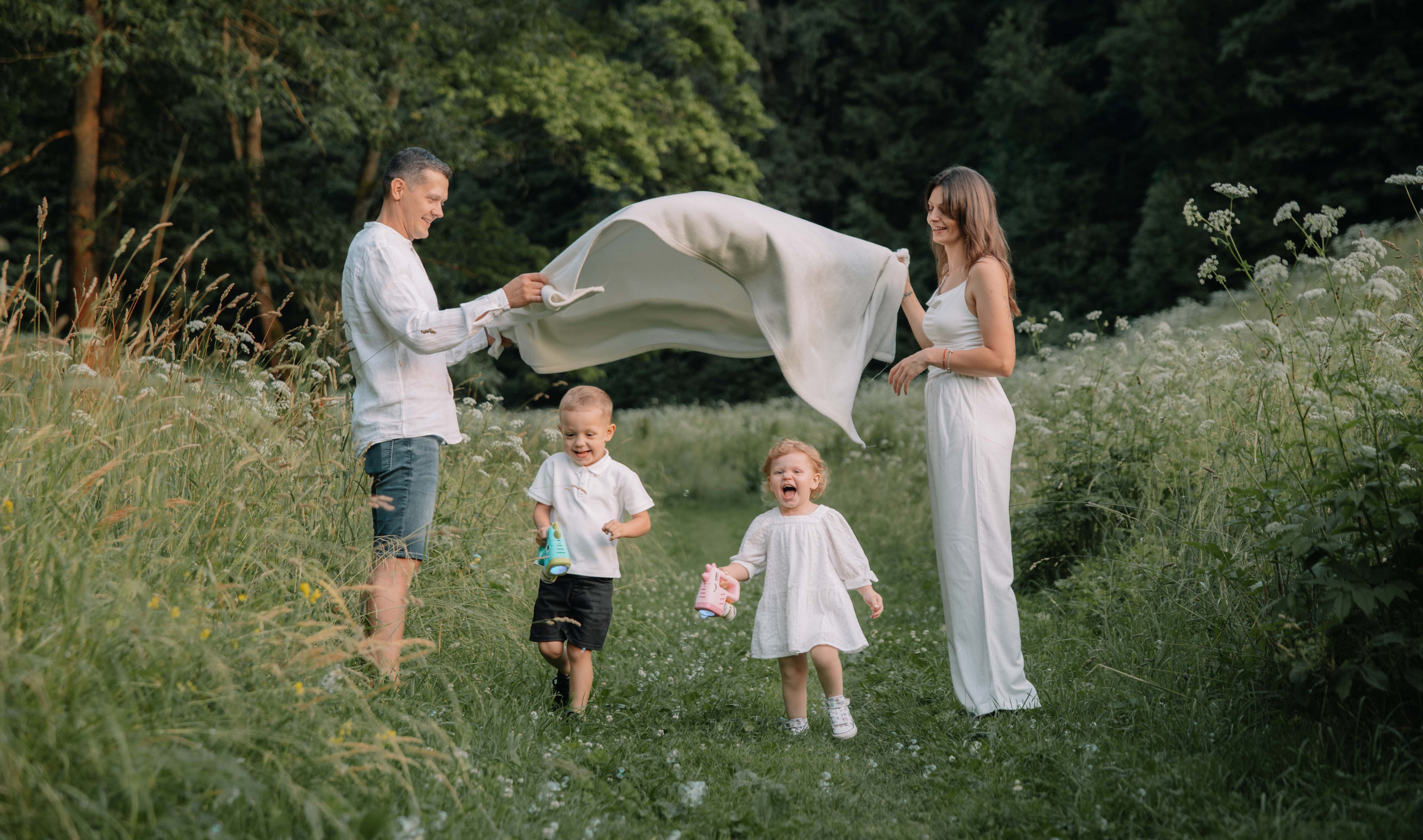 Šeimos fotosesija Vilniuje — namie, gamtoje, studijoje. Framed by Evelina | Vestuvių fotografė