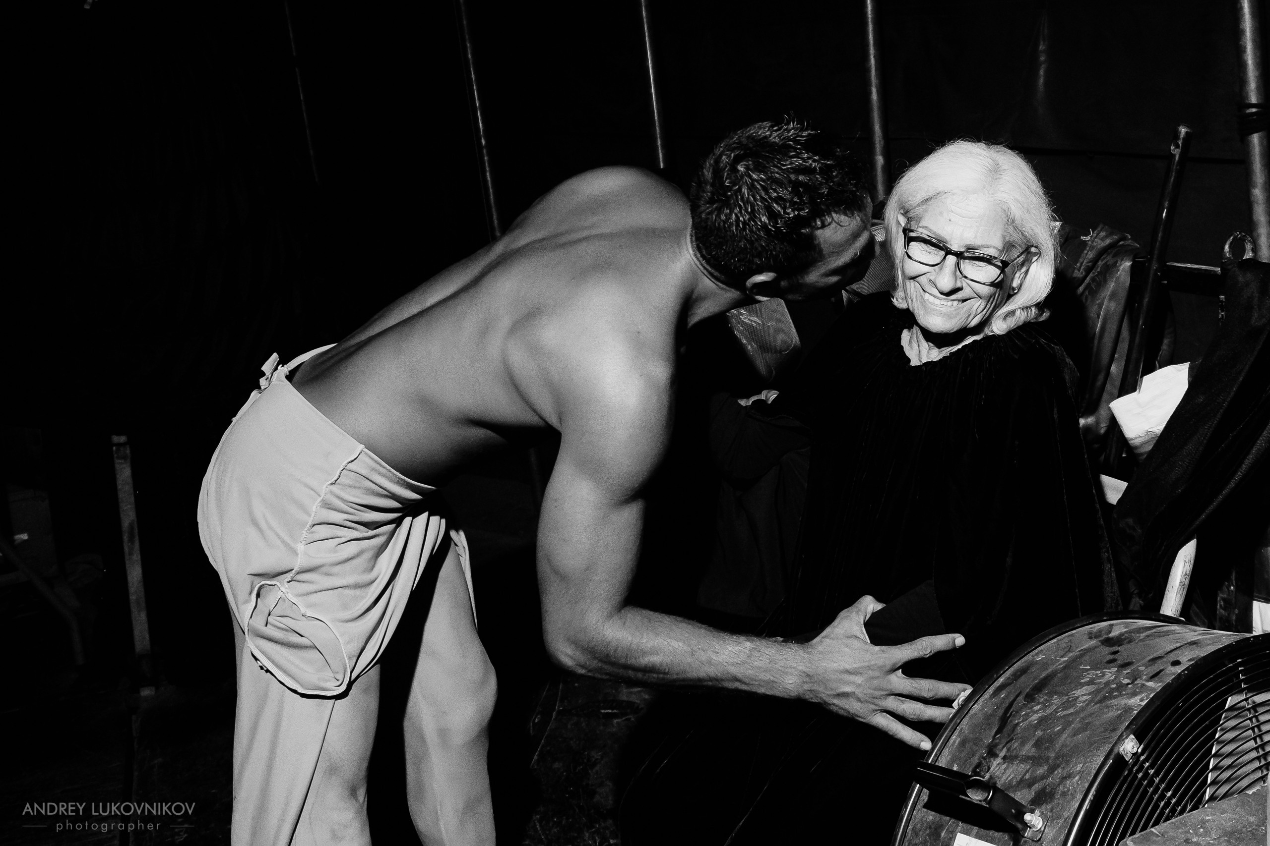 Sesión de fotos entre bastidores en El Circo Encantado: la vida de los artistas tras bambalinas