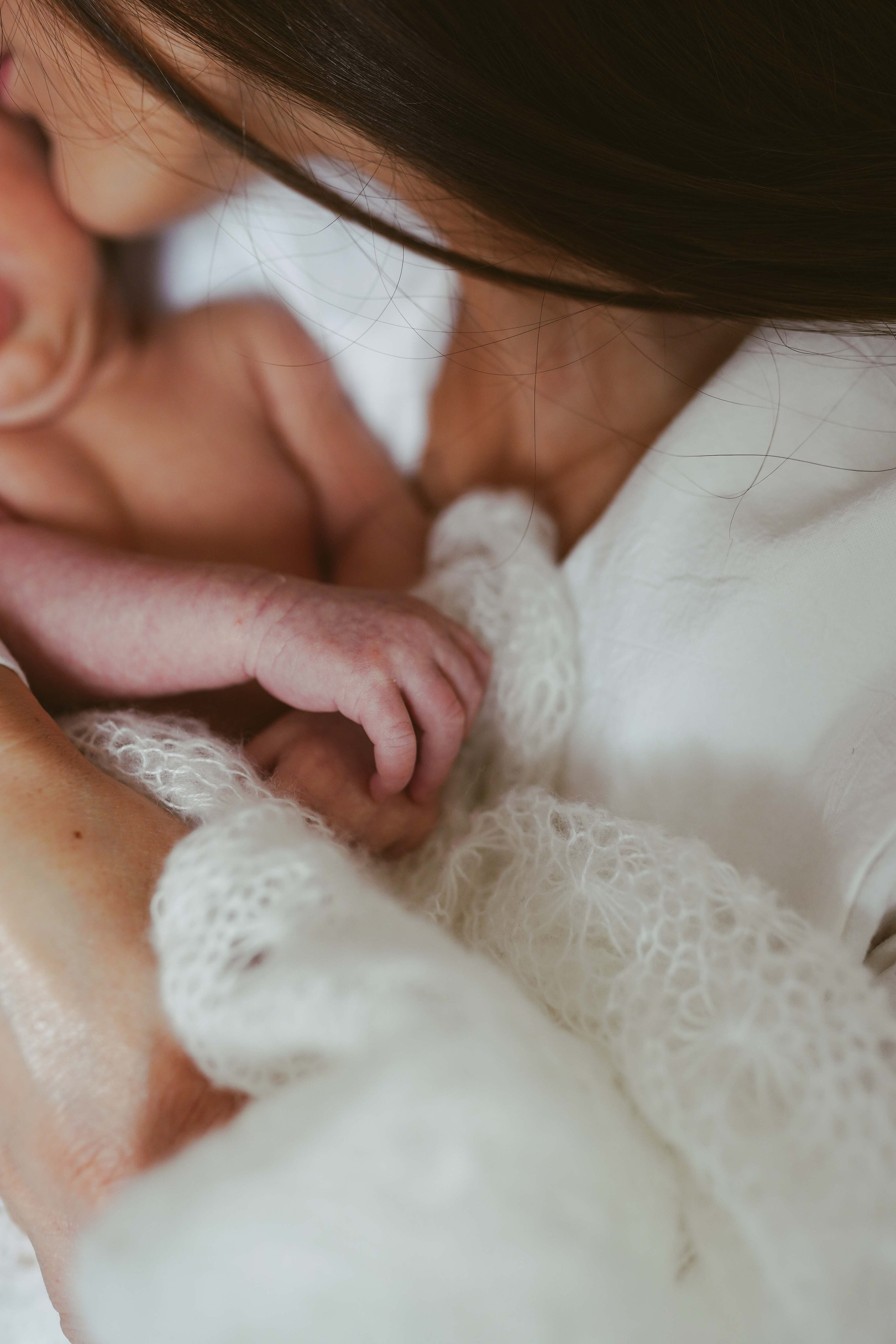 Inspira sesiune foto nou-nascut. Madalina Beda- Artist vizual, fotograf, doula la nastere, consultant babywearing Brasov si in toata tara