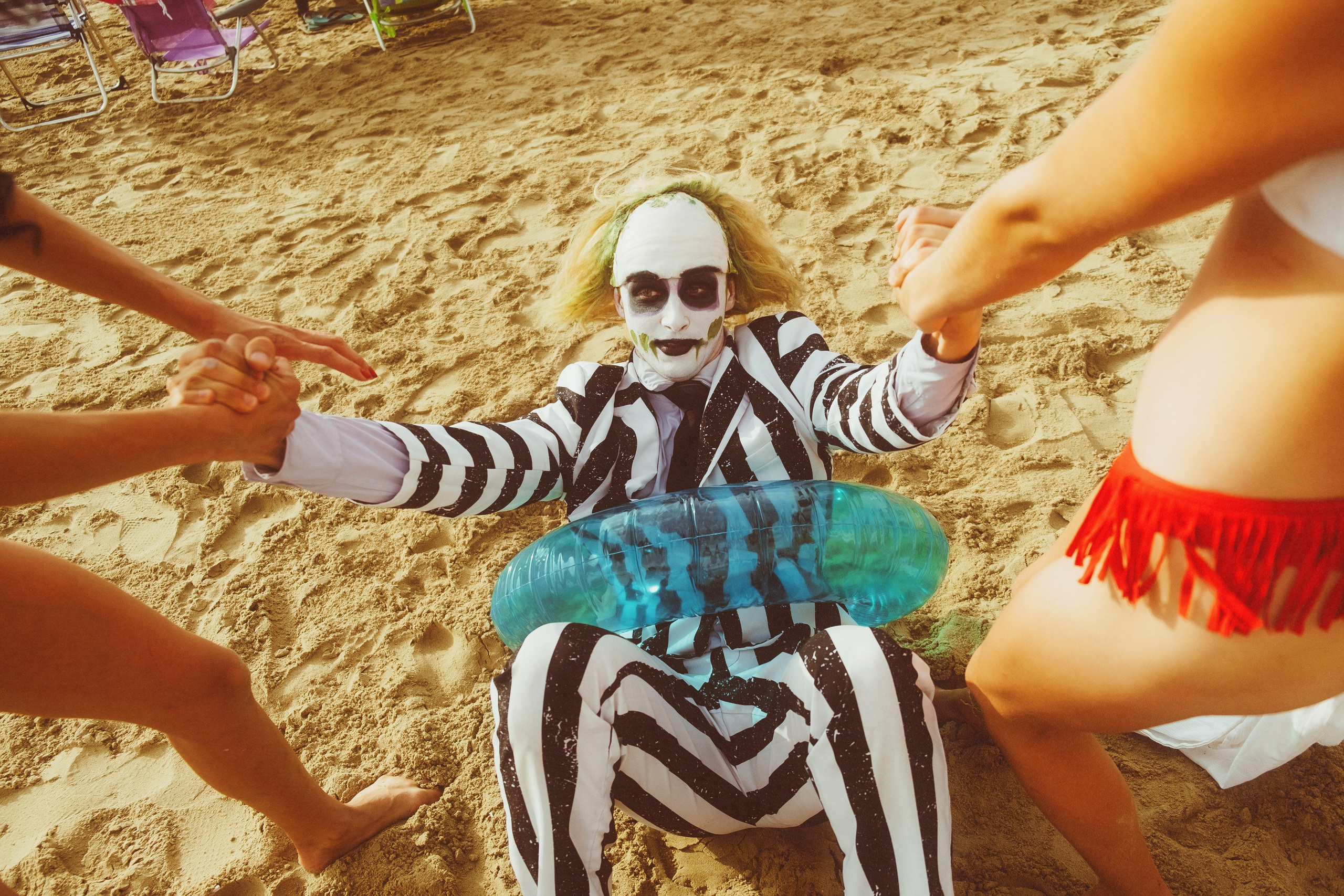 Beetlejuice на море: Экспериментальная фотосессия с цирковыми артистами — Фотограф Андрей Луковников