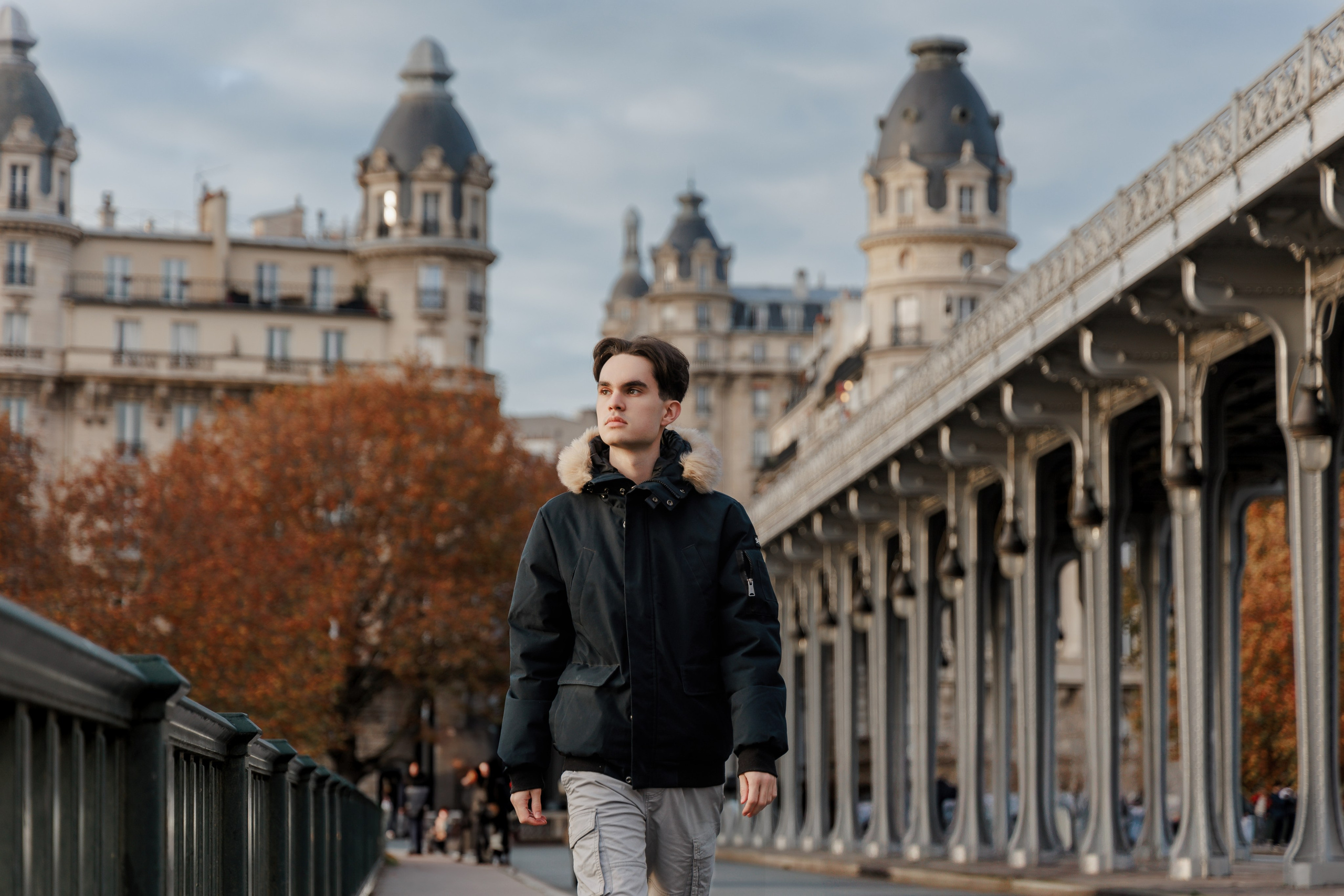Bir-Hakeim Bridge in Paris — The Iconic Location for Luxury Proposal & Elopement Photography. Photographe à Paris