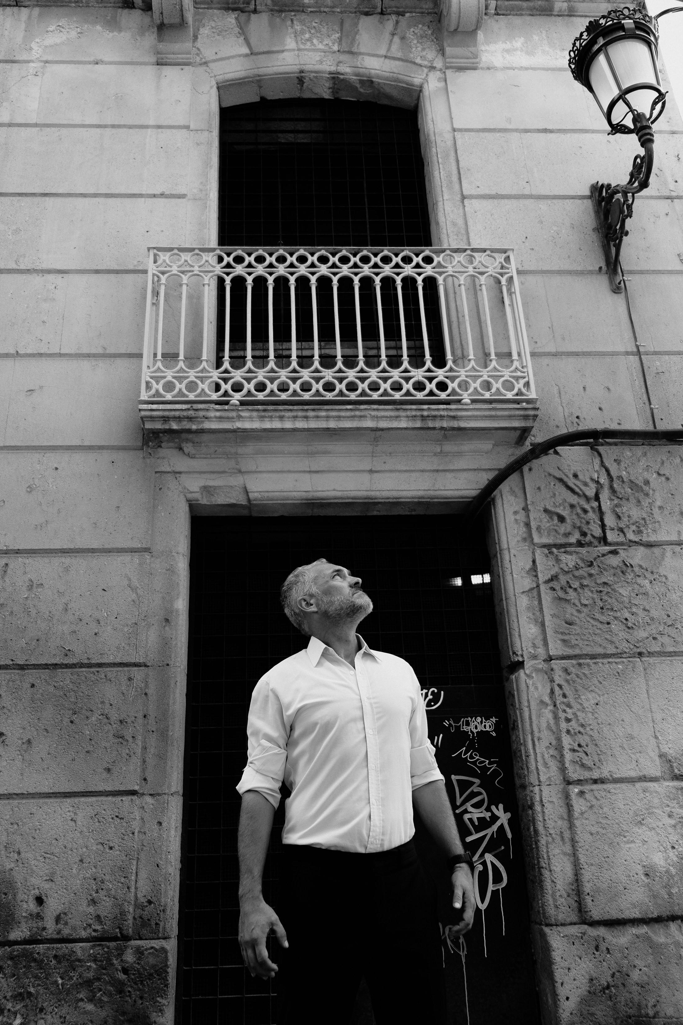 Портретная фотосессия музыканта Robert Skarsbakk в старом городе Аликанте для обложки альбома — Фотограф Андрей Луковников