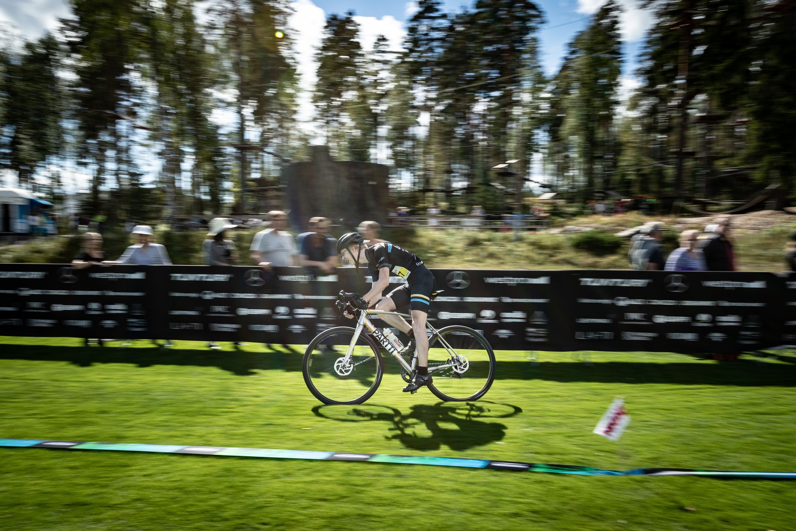 Lehdelle. Valokuvaaja Lahti, Helsinki Elena Salonen