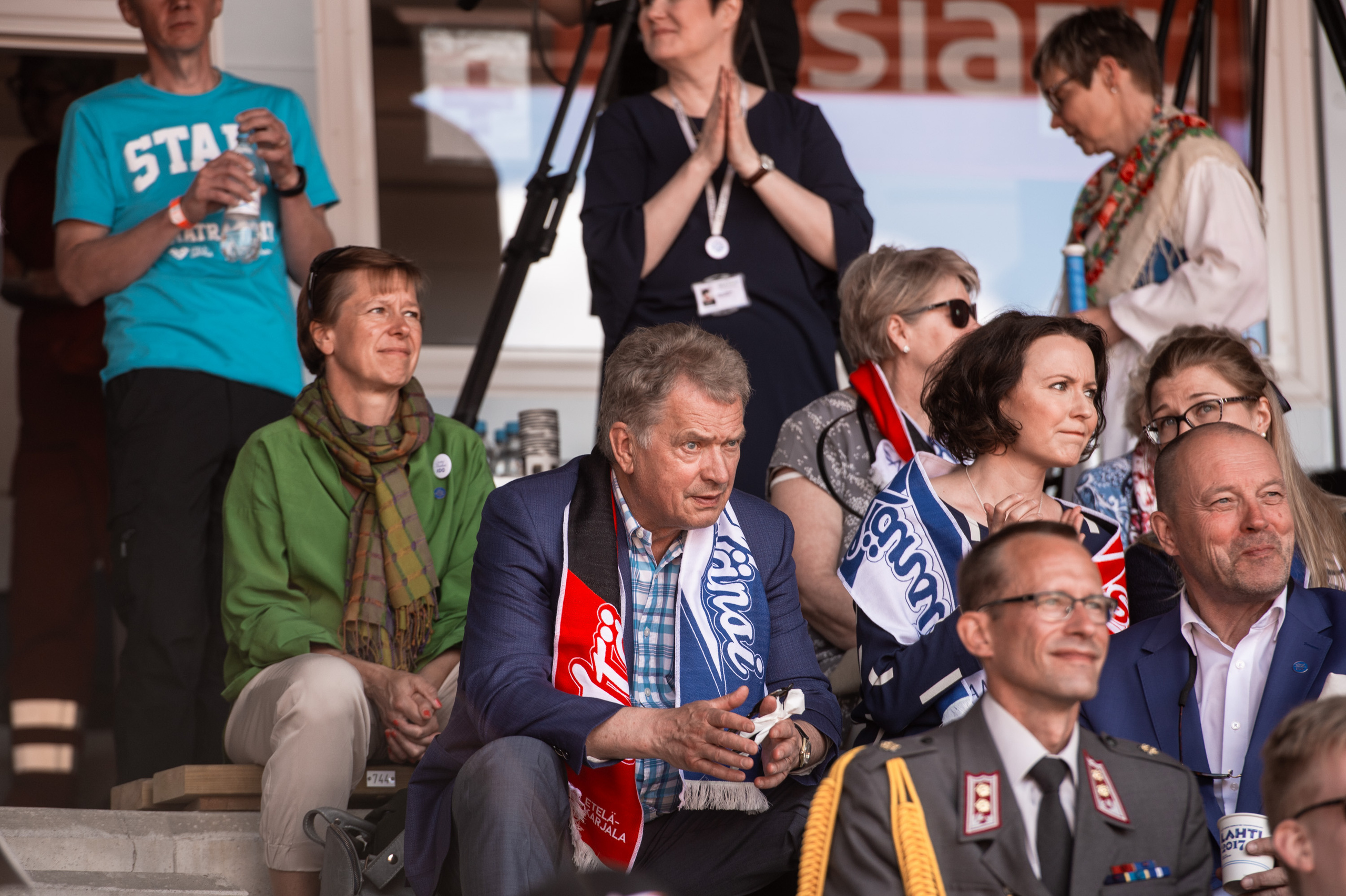 Lehdelle. Valokuvaaja Lahti, Helsinki Elena Salonen