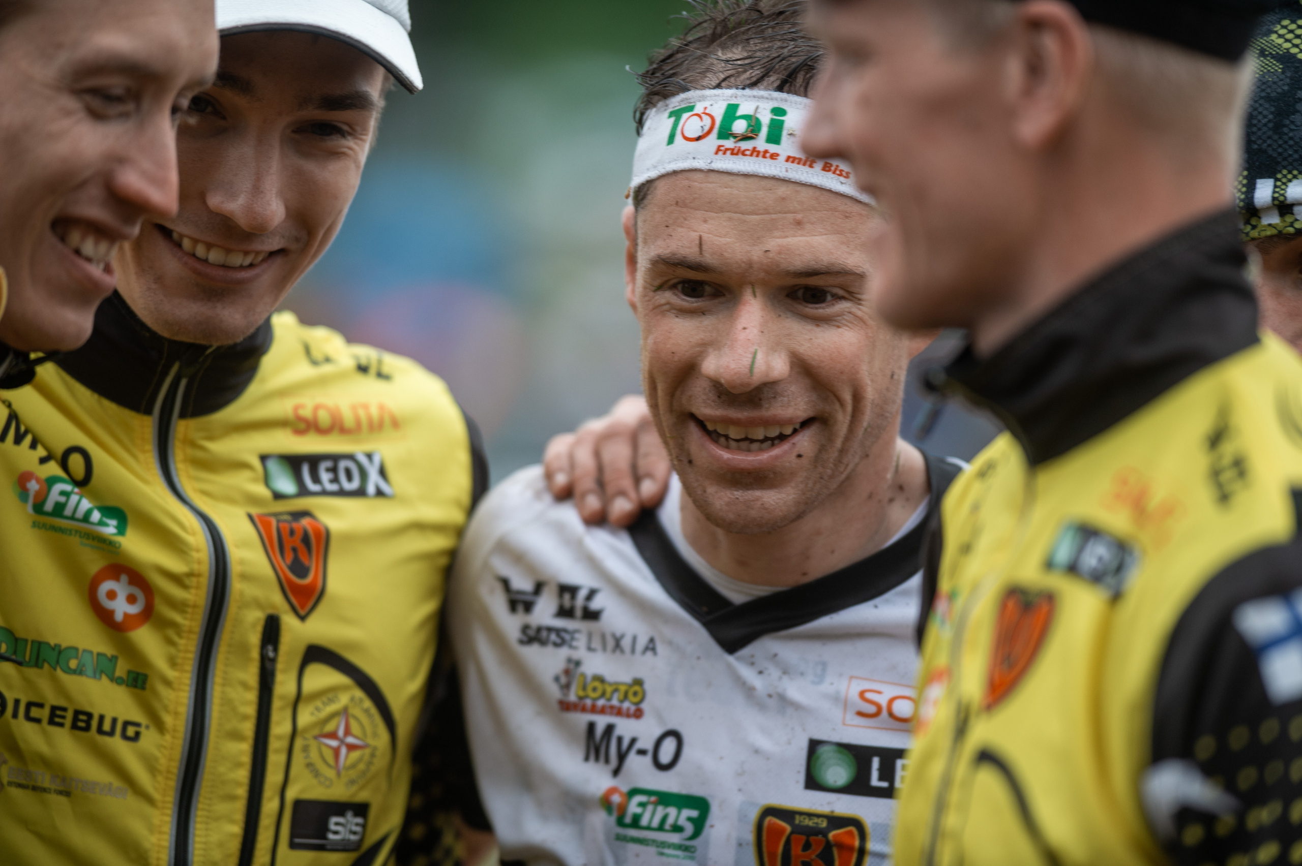 Lehdelle. Valokuvaaja Lahti, Helsinki Elena Salonen