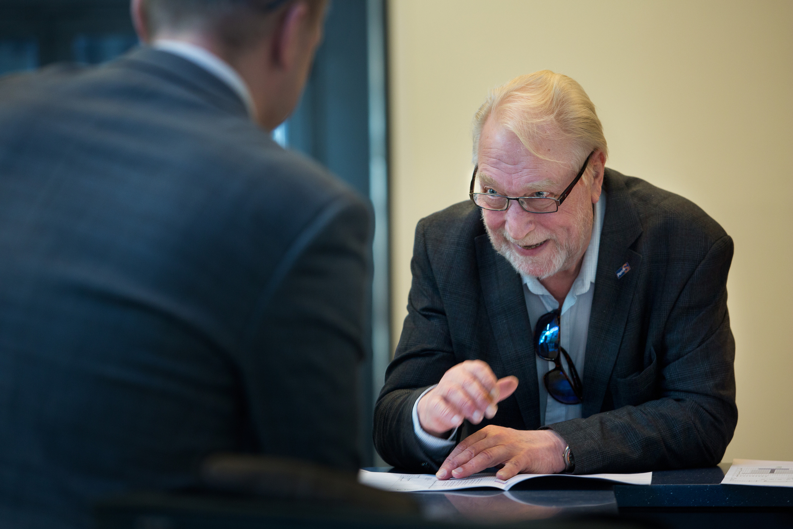 Lehdelle. Valokuvaaja Lahti, Helsinki Elena Salonen