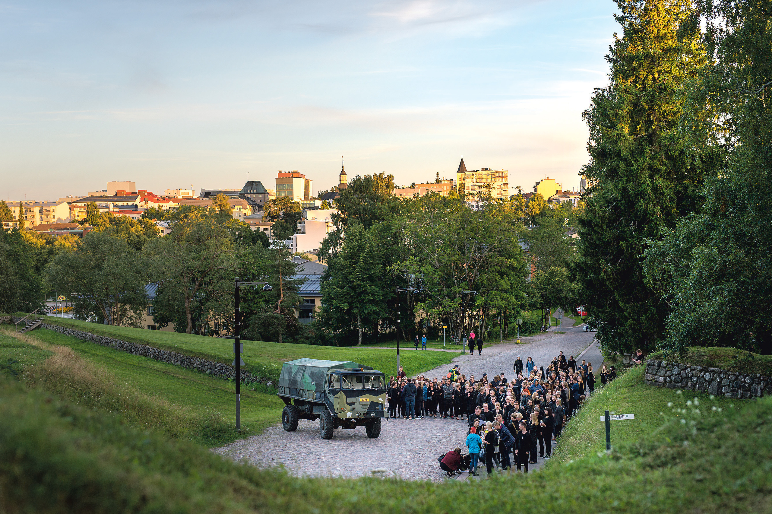Lehdelle. Valokuvaaja Lahti, Helsinki Elena Salonen