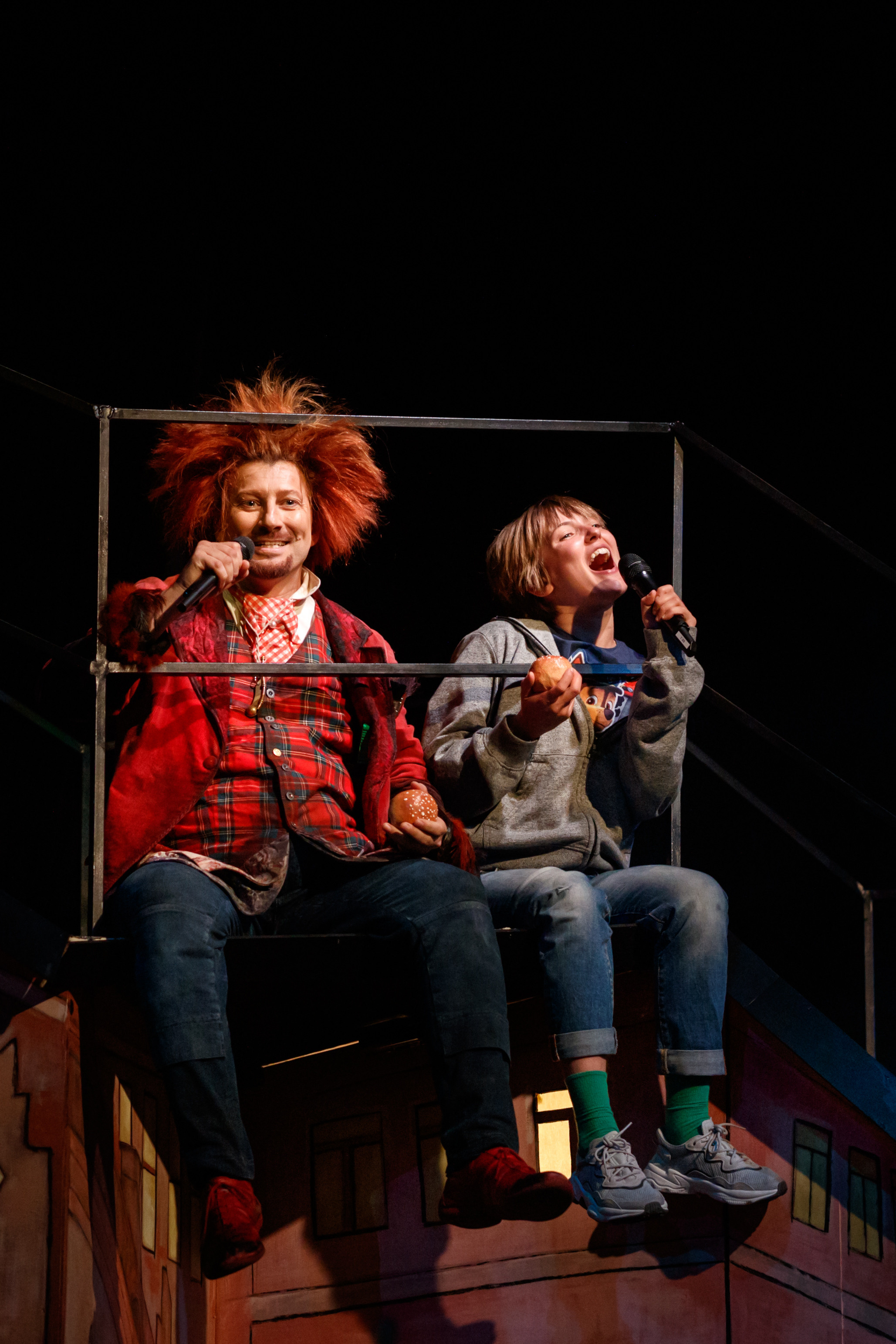 Lehdelle. Valokuvaaja Lahti, Helsinki Elena Salonen