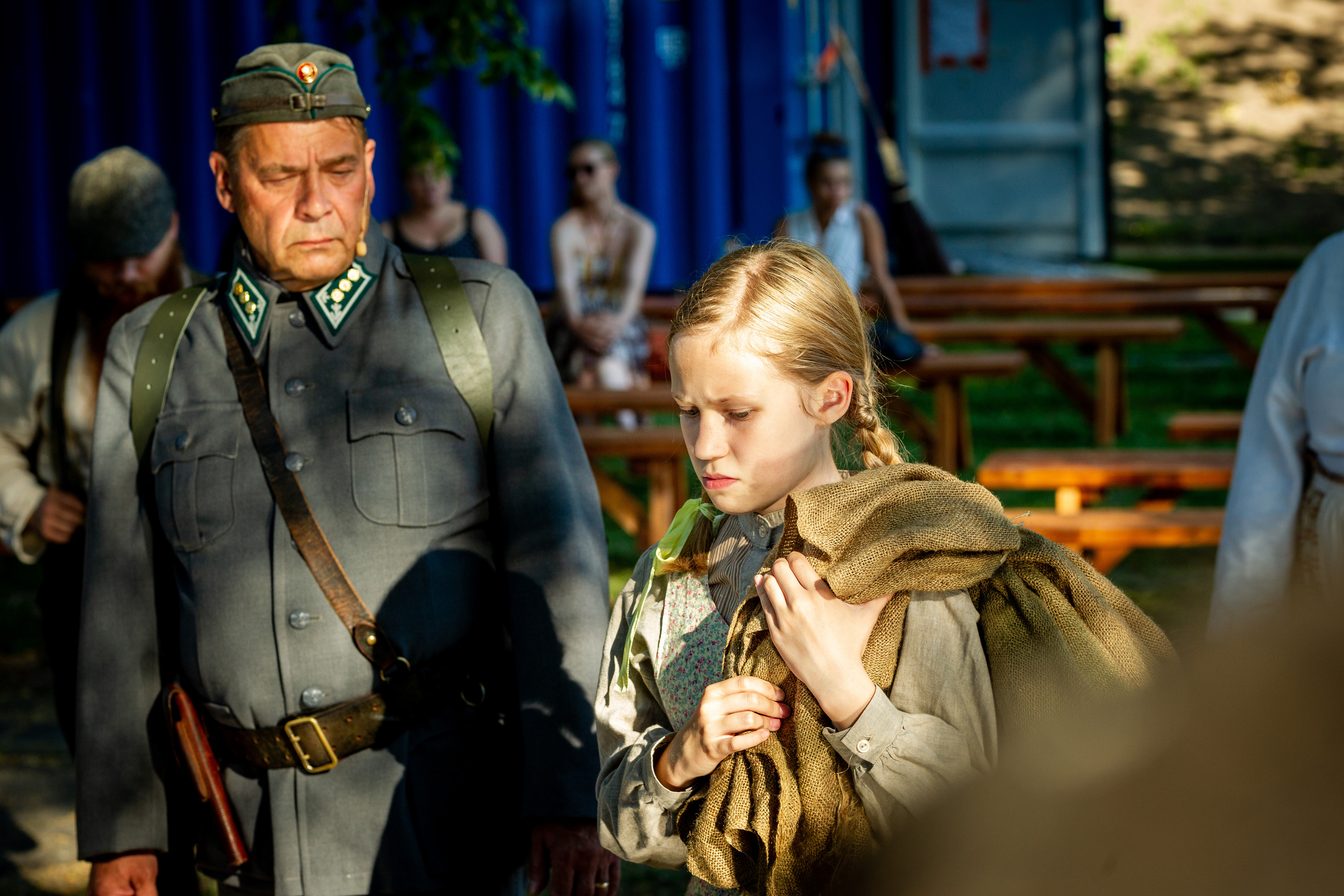 Lehdelle. Valokuvaaja Lahti, Helsinki Elena Salonen