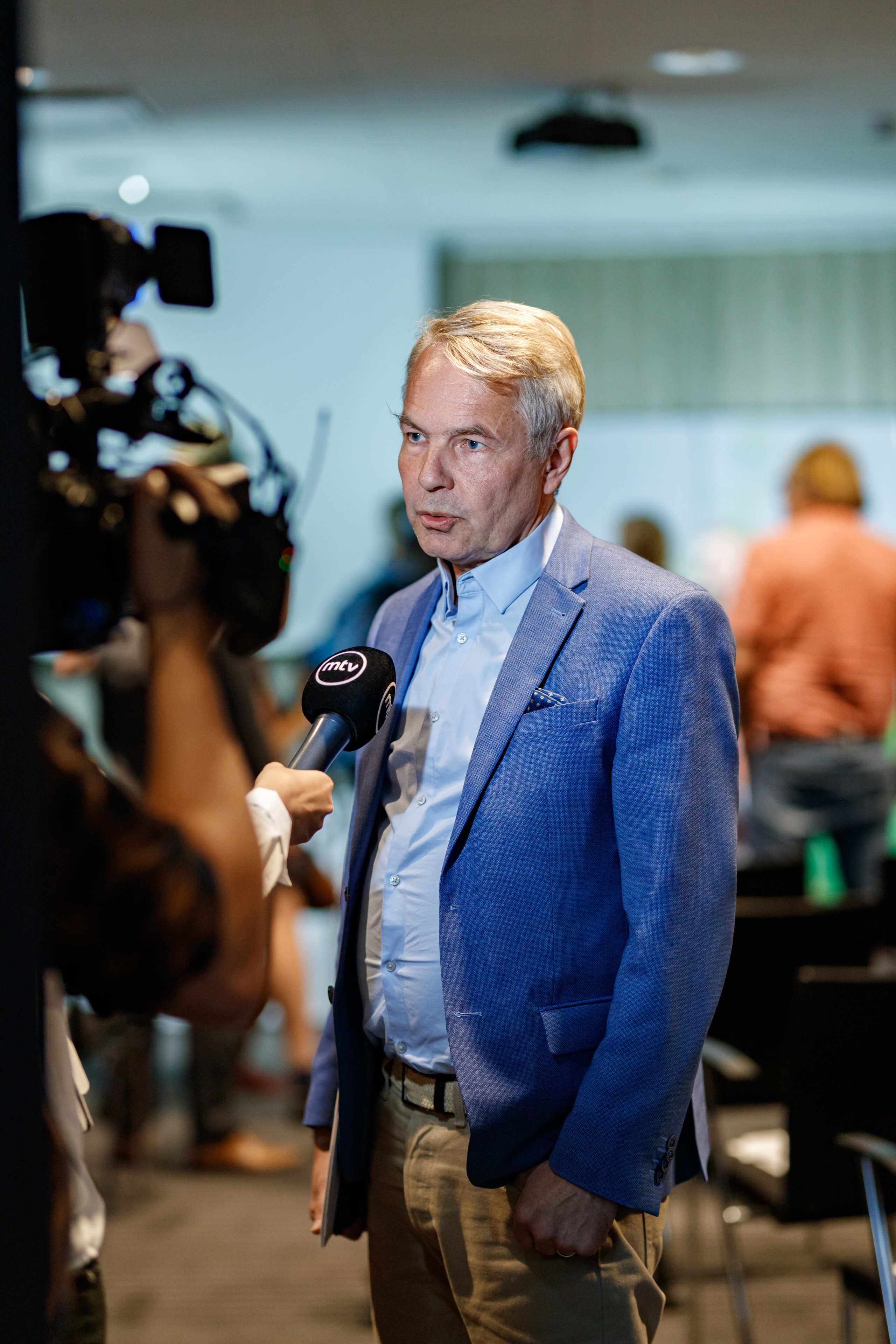 Lehdelle. Valokuvaaja Lahti, Helsinki Elena Salonen