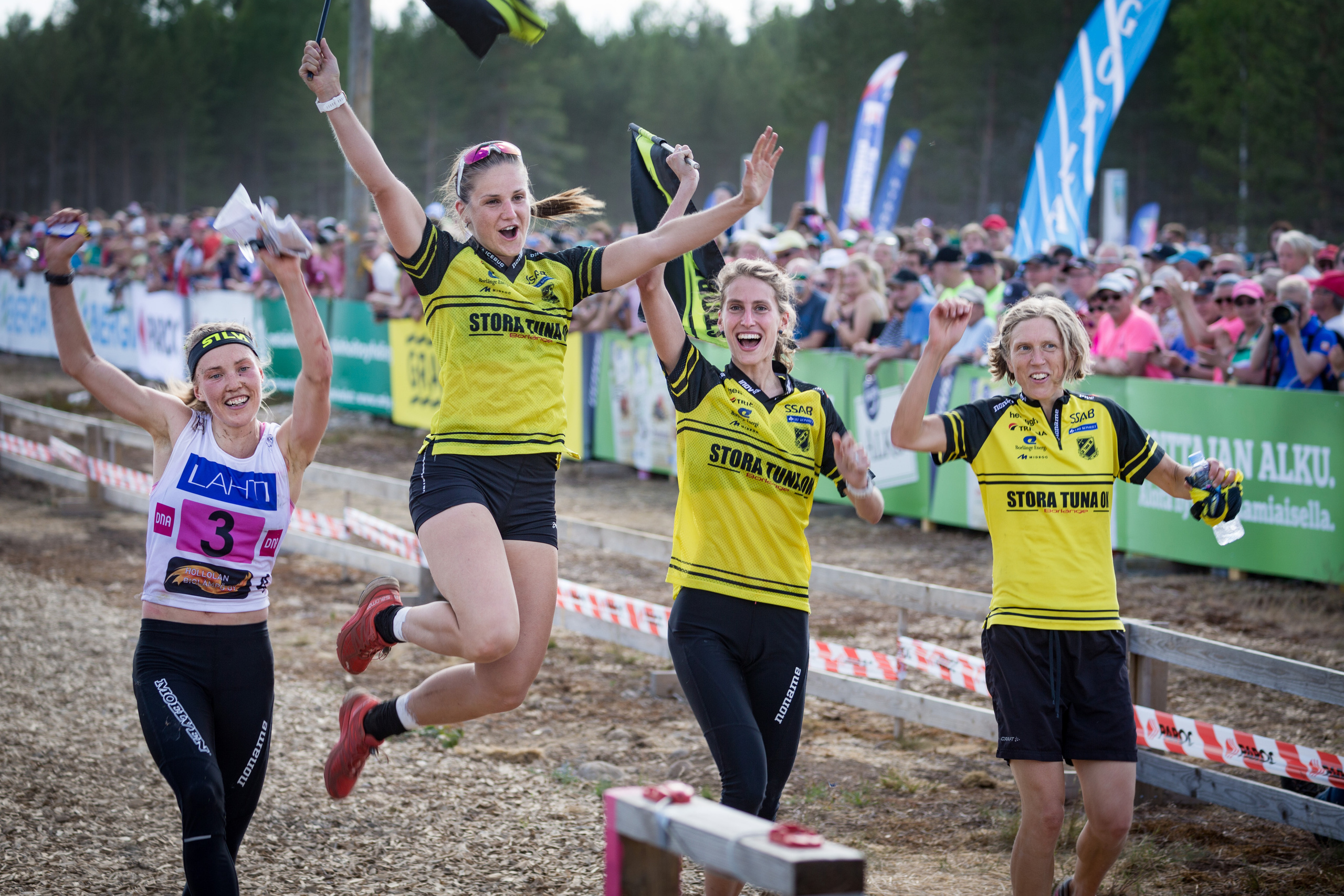 Lehdelle. Valokuvaaja Lahti, Helsinki Elena Salonen
