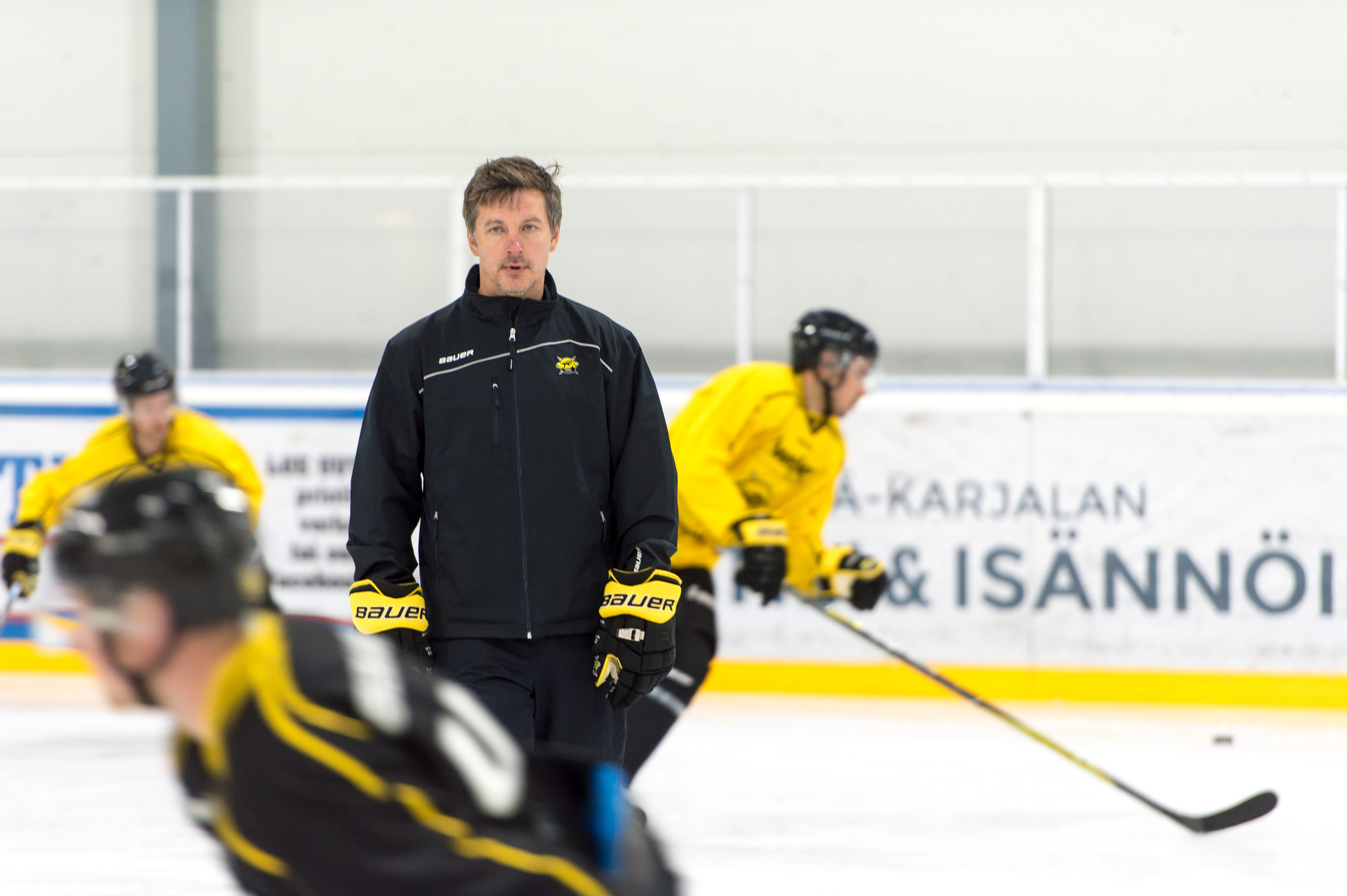 Lehdelle. Valokuvaaja Lahti, Helsinki Elena Salonen