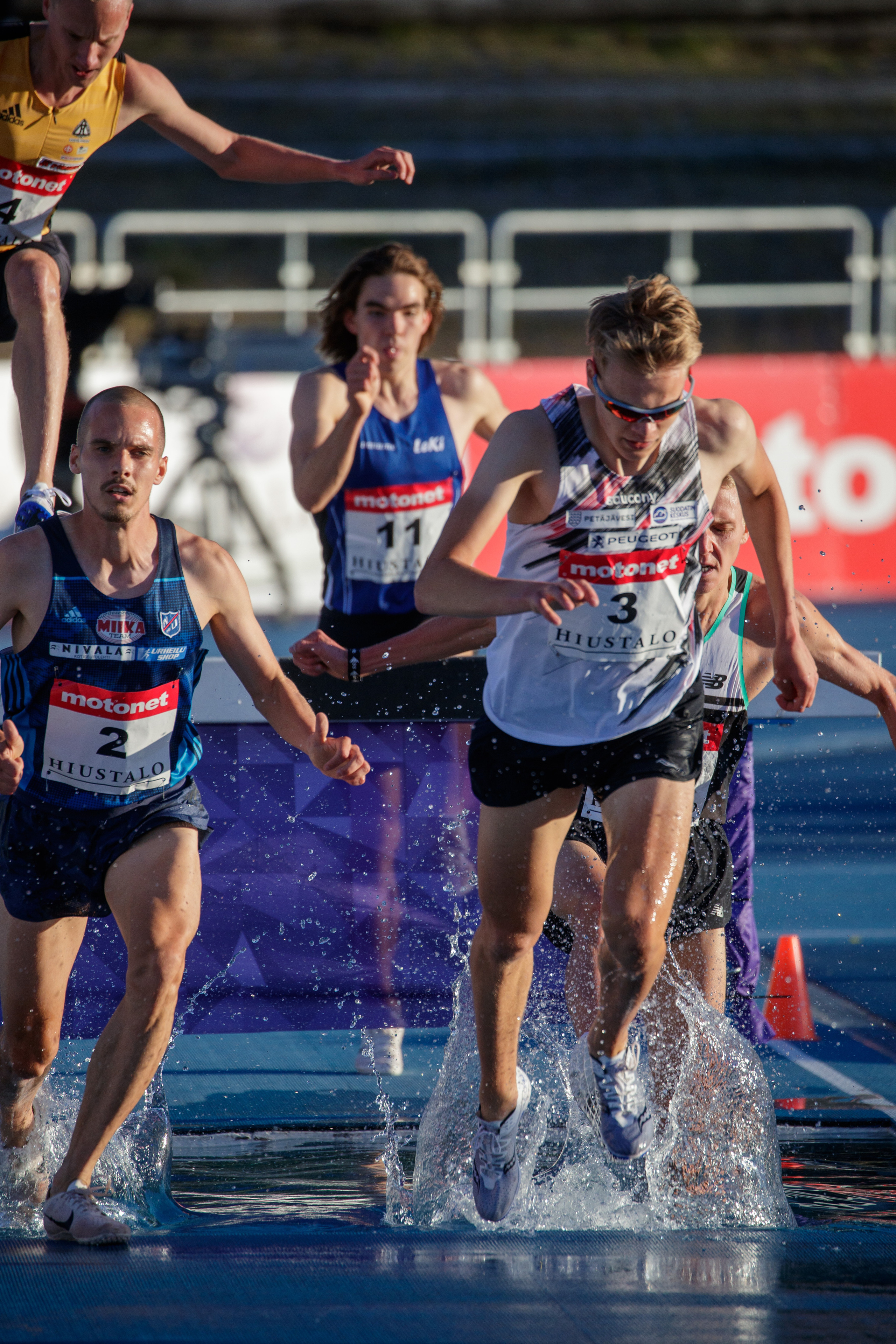 Lehdelle. Valokuvaaja Lahti, Helsinki Elena Salonen