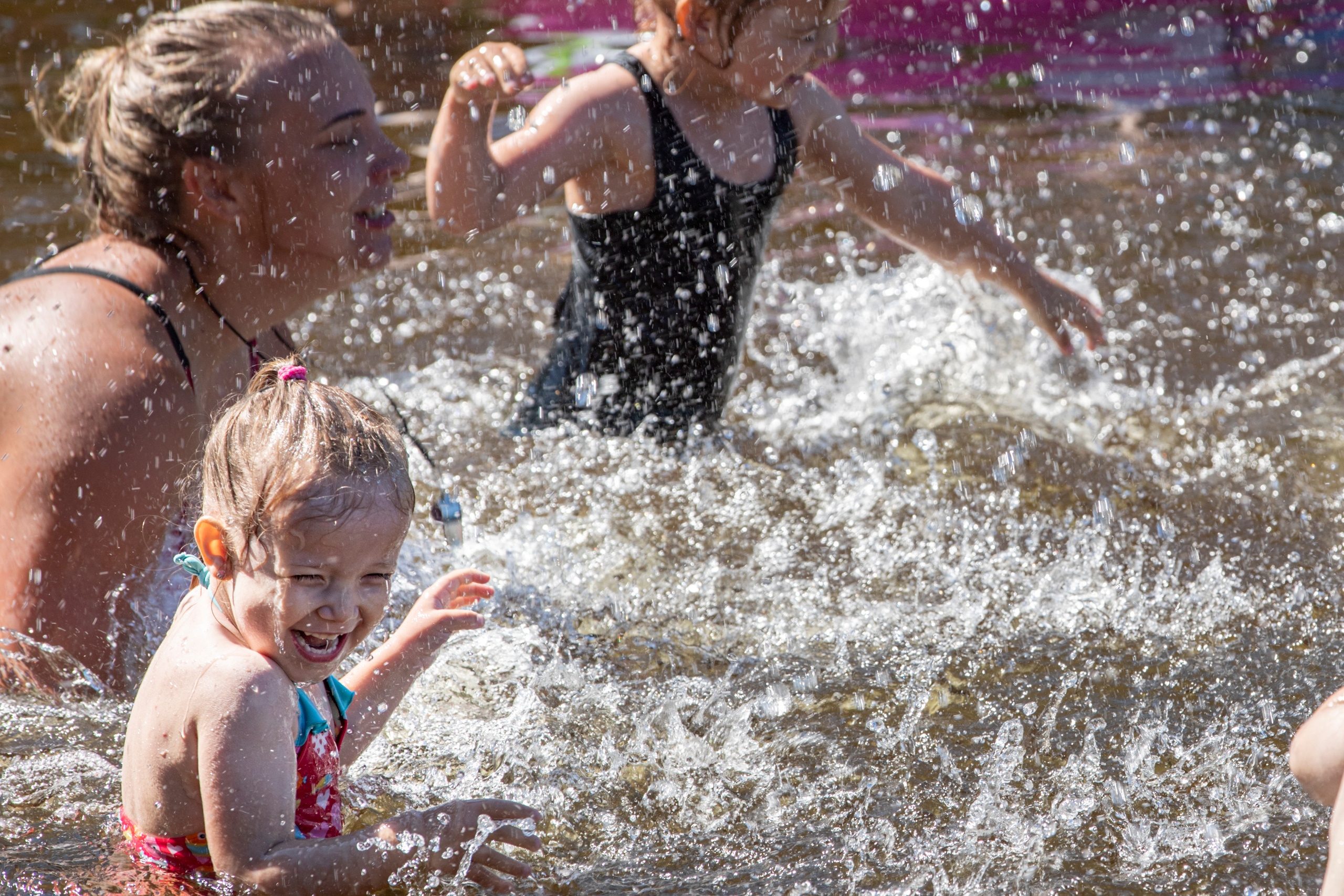 Lehdelle. Valokuvaaja Lahti, Helsinki Elena Salonen