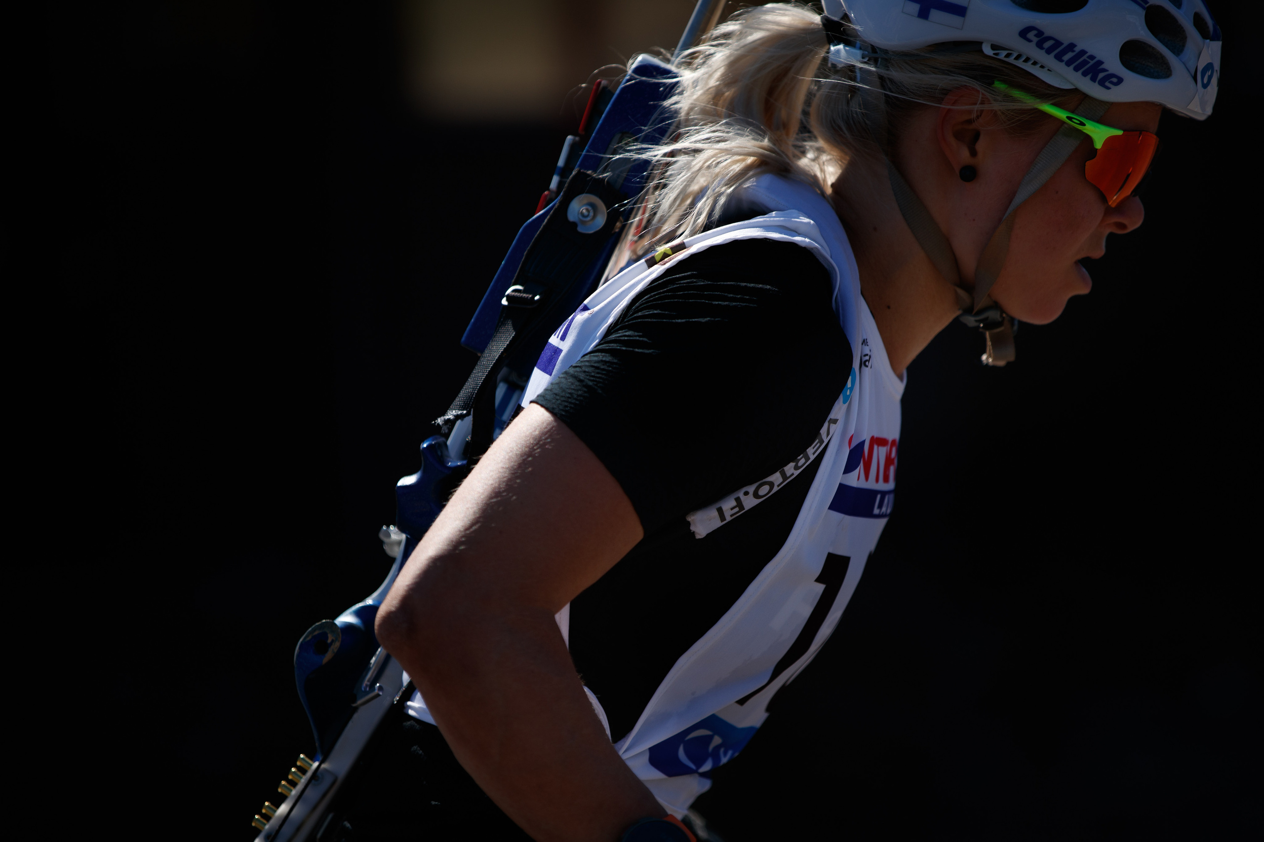 Lehdelle. Valokuvaaja Lahti, Helsinki Elena Salonen