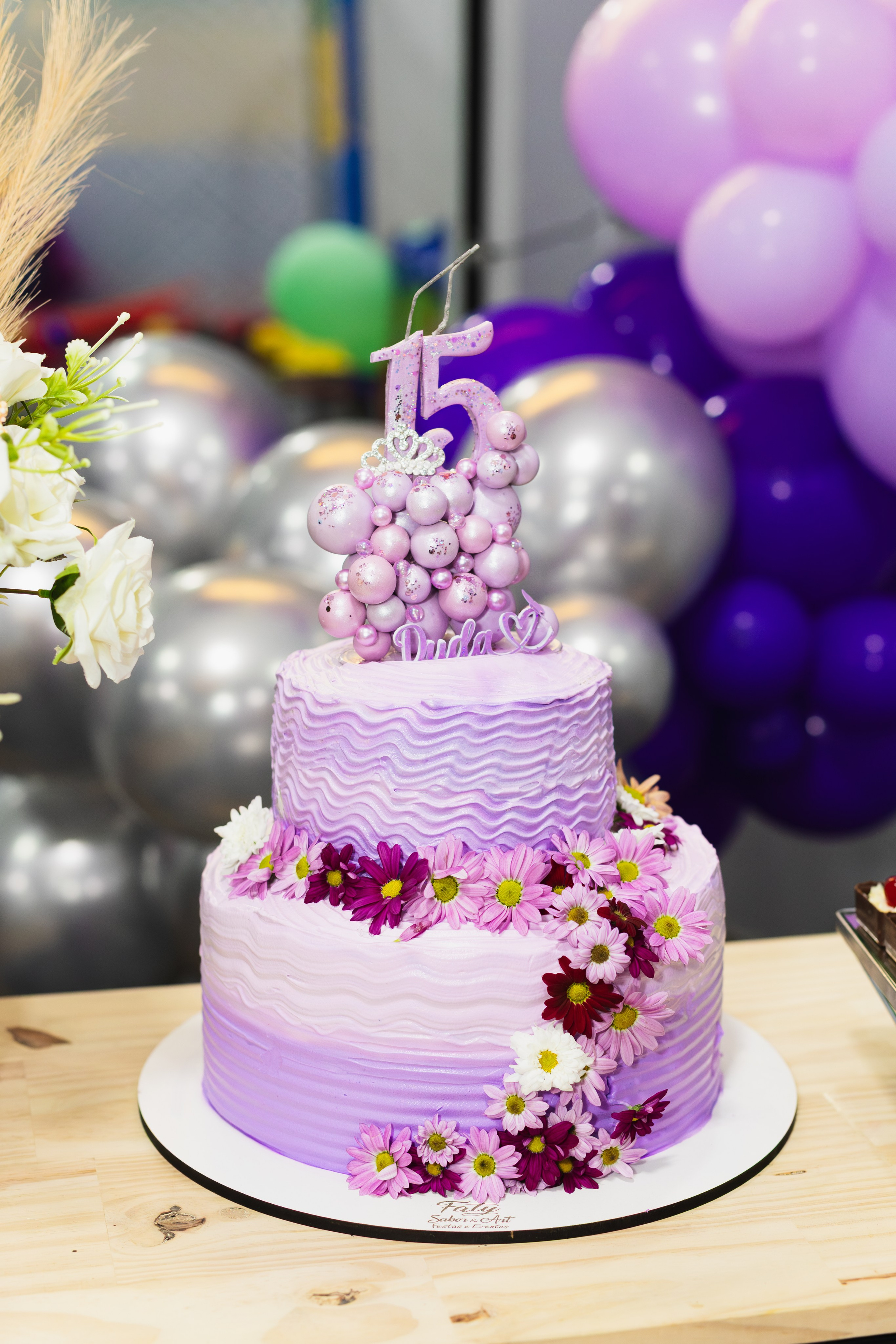 Fotografia profissional de festa15 anos em Joinville - Detalhes do bolo decorado lilás por Lenofotografia
