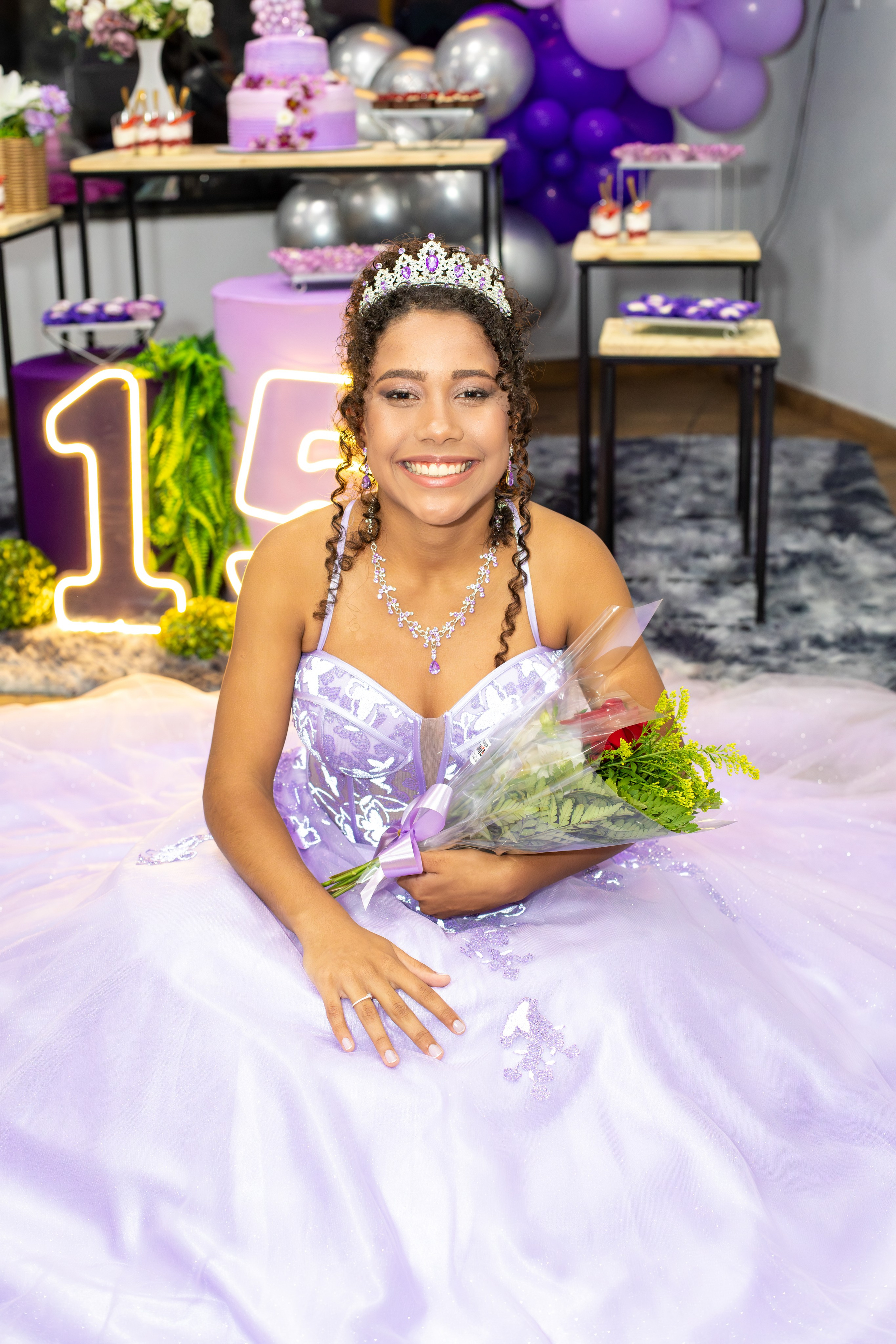 Fotografia de festa de 15 anos em Joinville - Retrato da aniversariante com vestido lilás por Lenofotografia