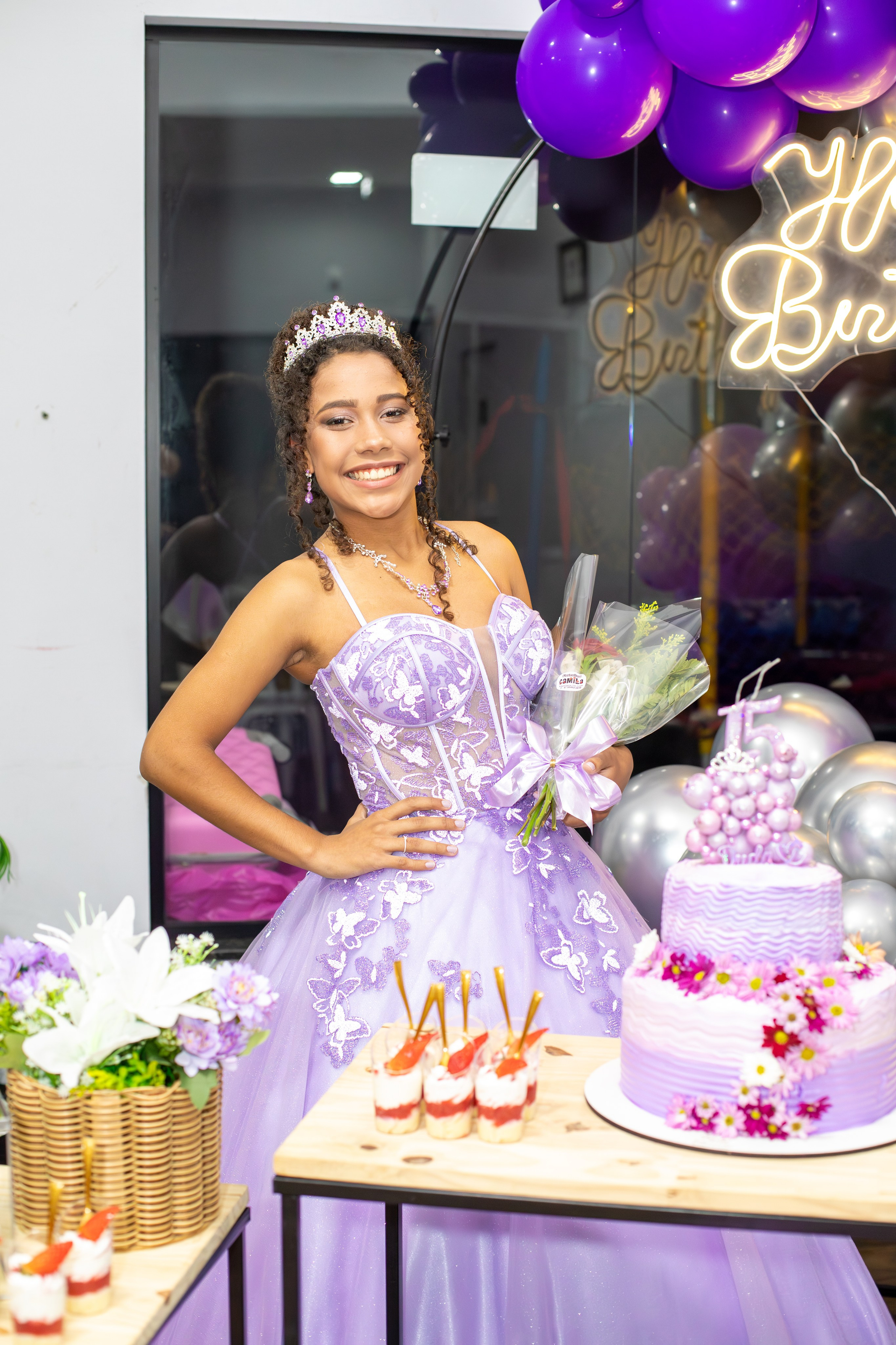 Fotógrafo para festa de 15 anos e eventos em Joinville - Aniversariante na decoração lilás por Lenofotografia