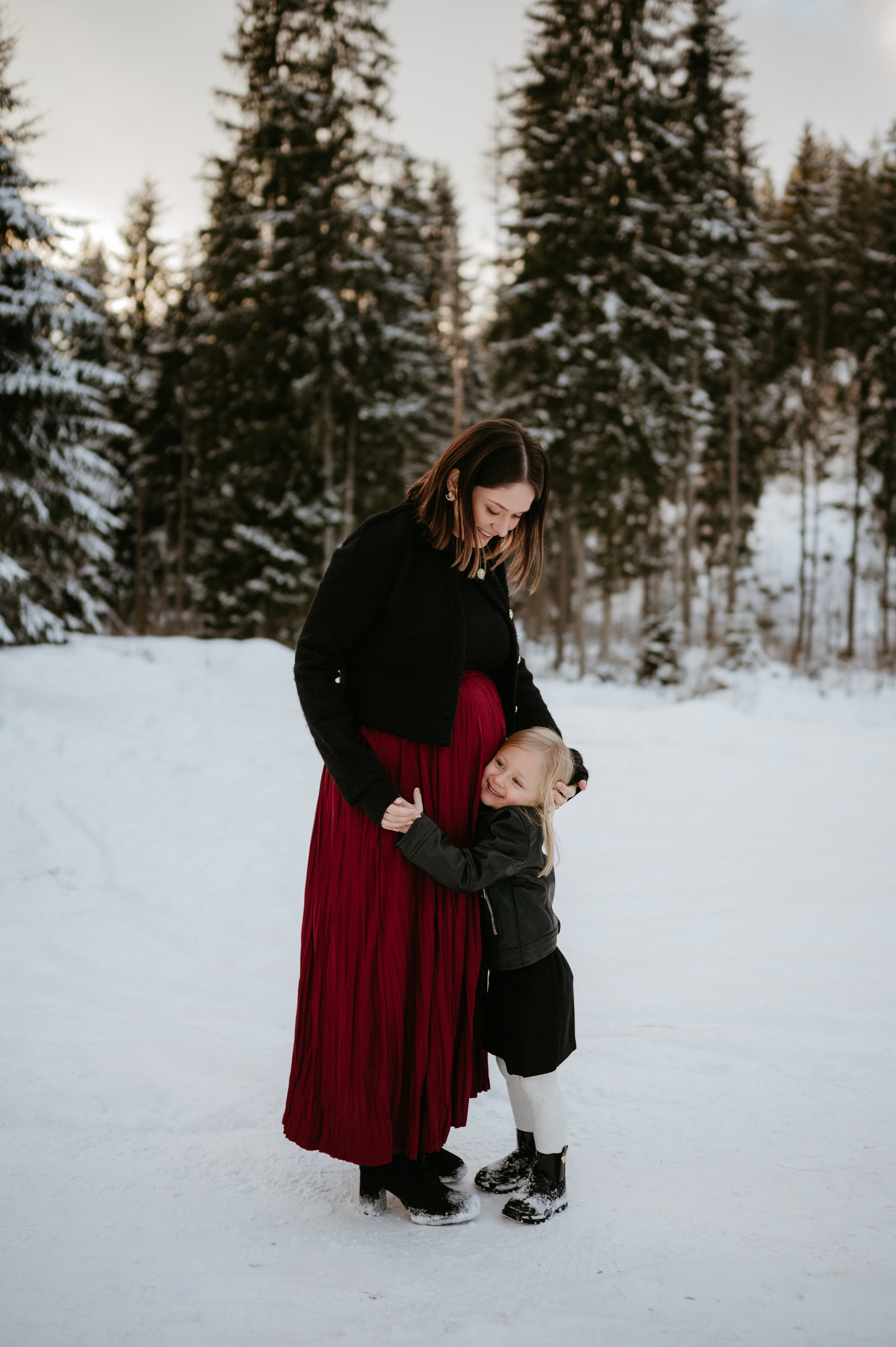 Ședință Foto de Familie la Munte – Fotografii de Iarnă în Lupcina. Valentin Melen - fotograf de nunta 🤍