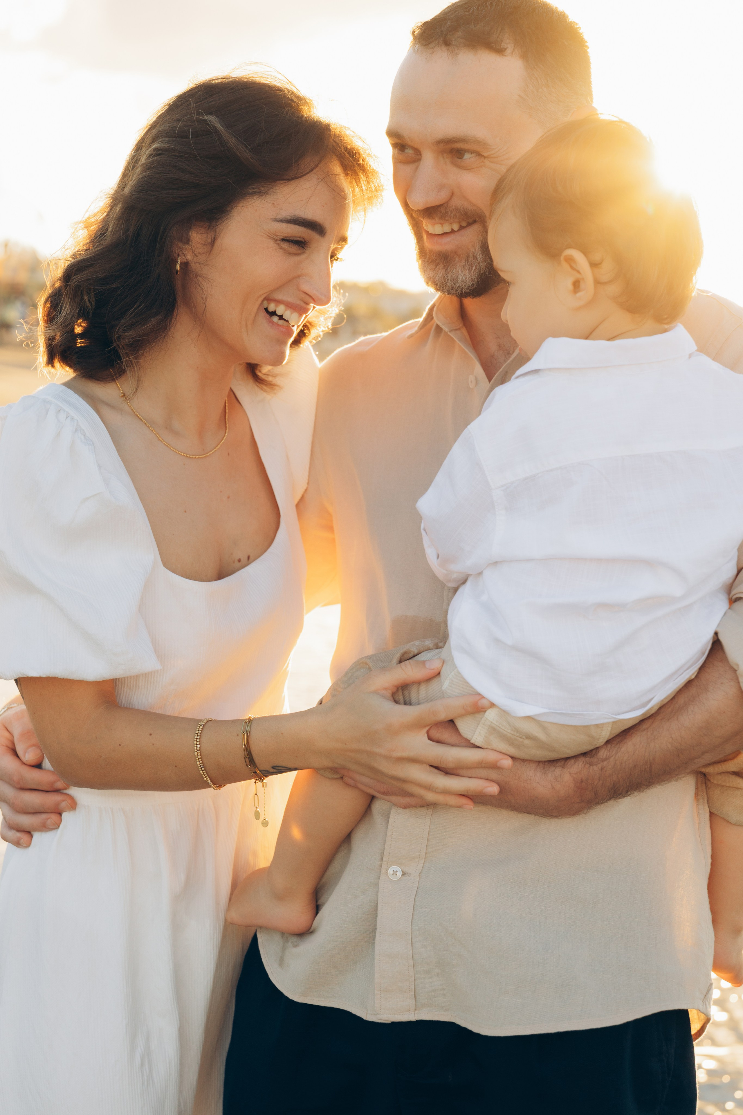 Ritratto naturale di famiglia durante un servizio fotografico a Rimini.