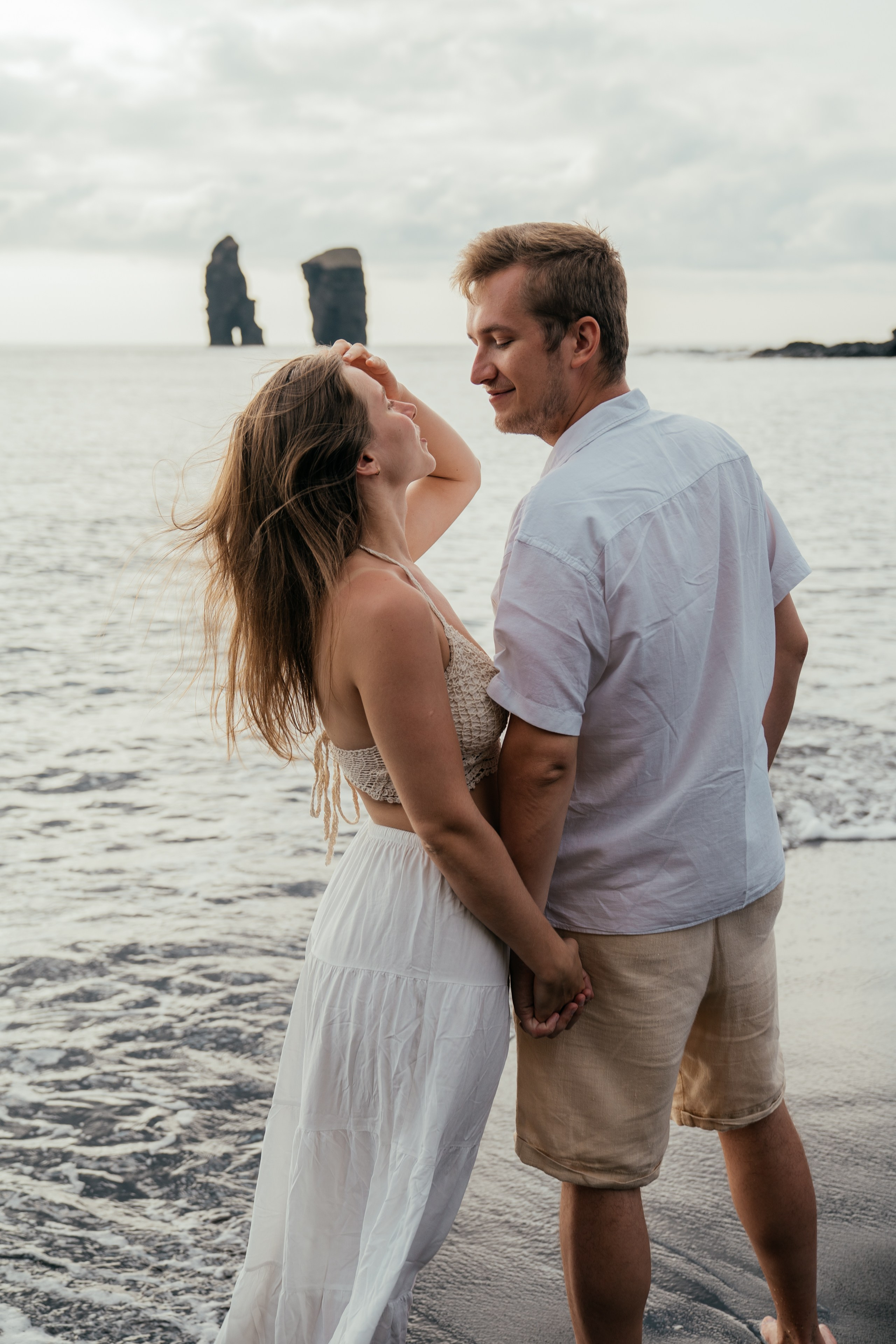 Svatba ve dvou na černé pláži na Azorech u oceánu.