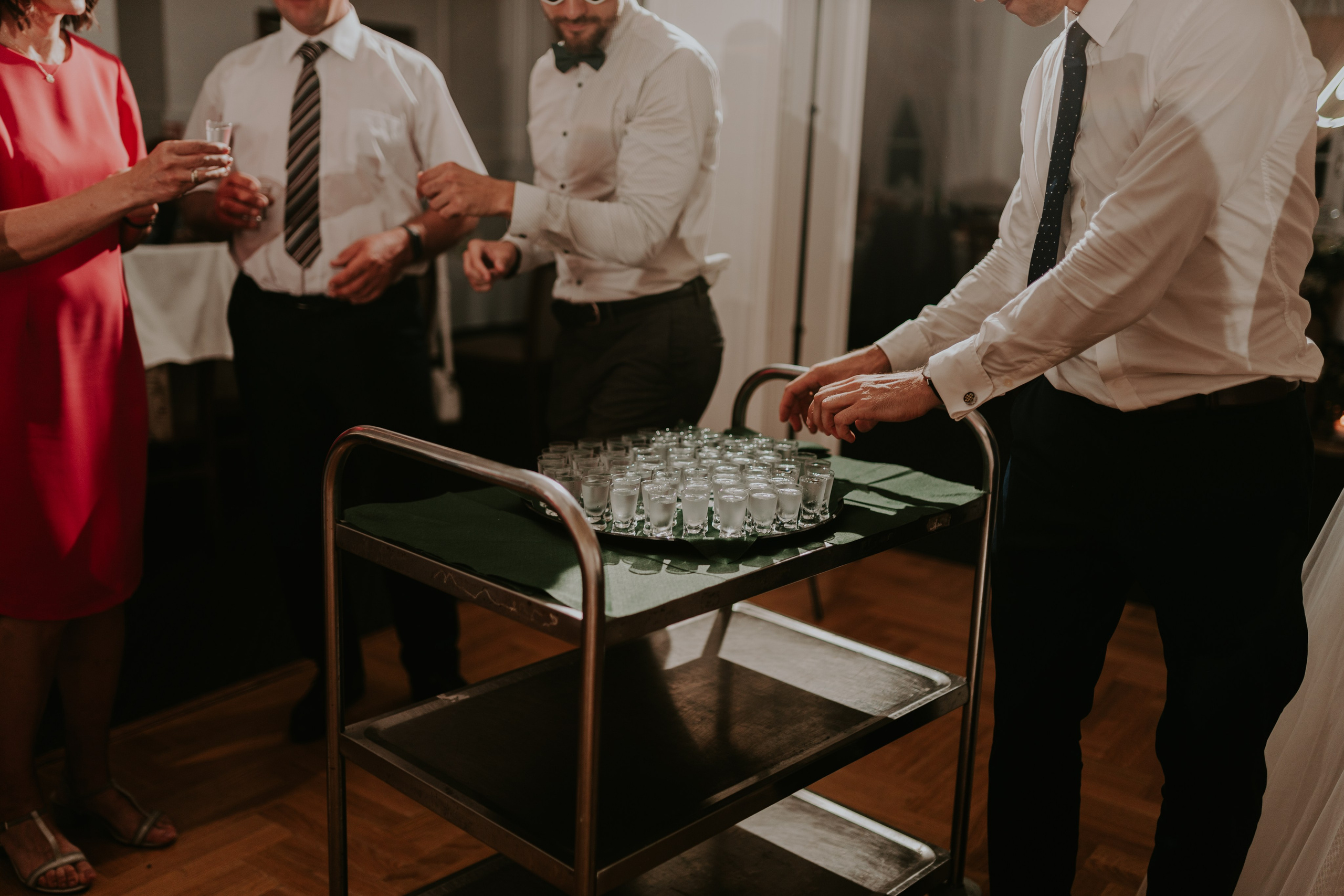 Dwór Wierzbno: plenerowy ślub pod wierzbą. Karkowskafoto - fotografia miłości