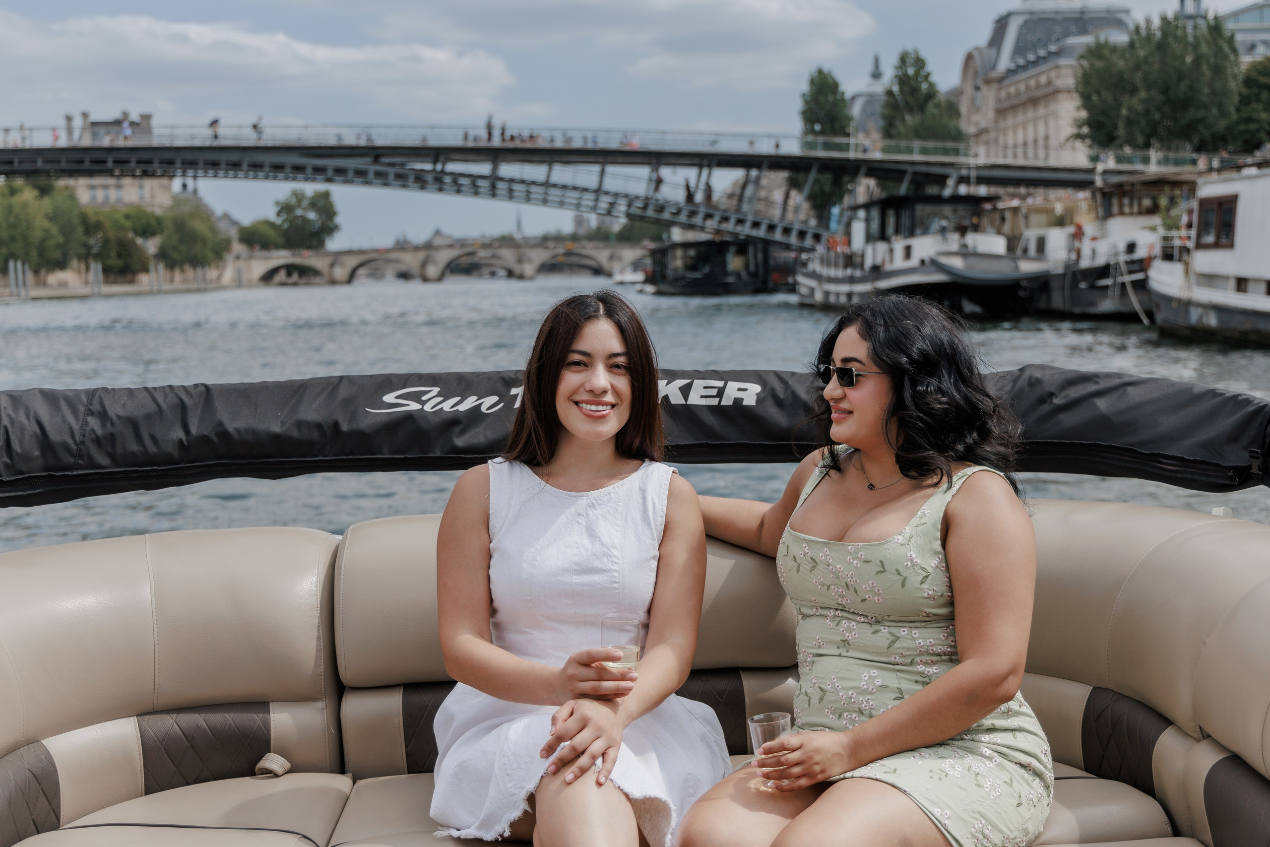 Sail, Sip & Smile: A Private Seine Cruise with Your Personal Photographer & Filmmaker. Photographe à Paris