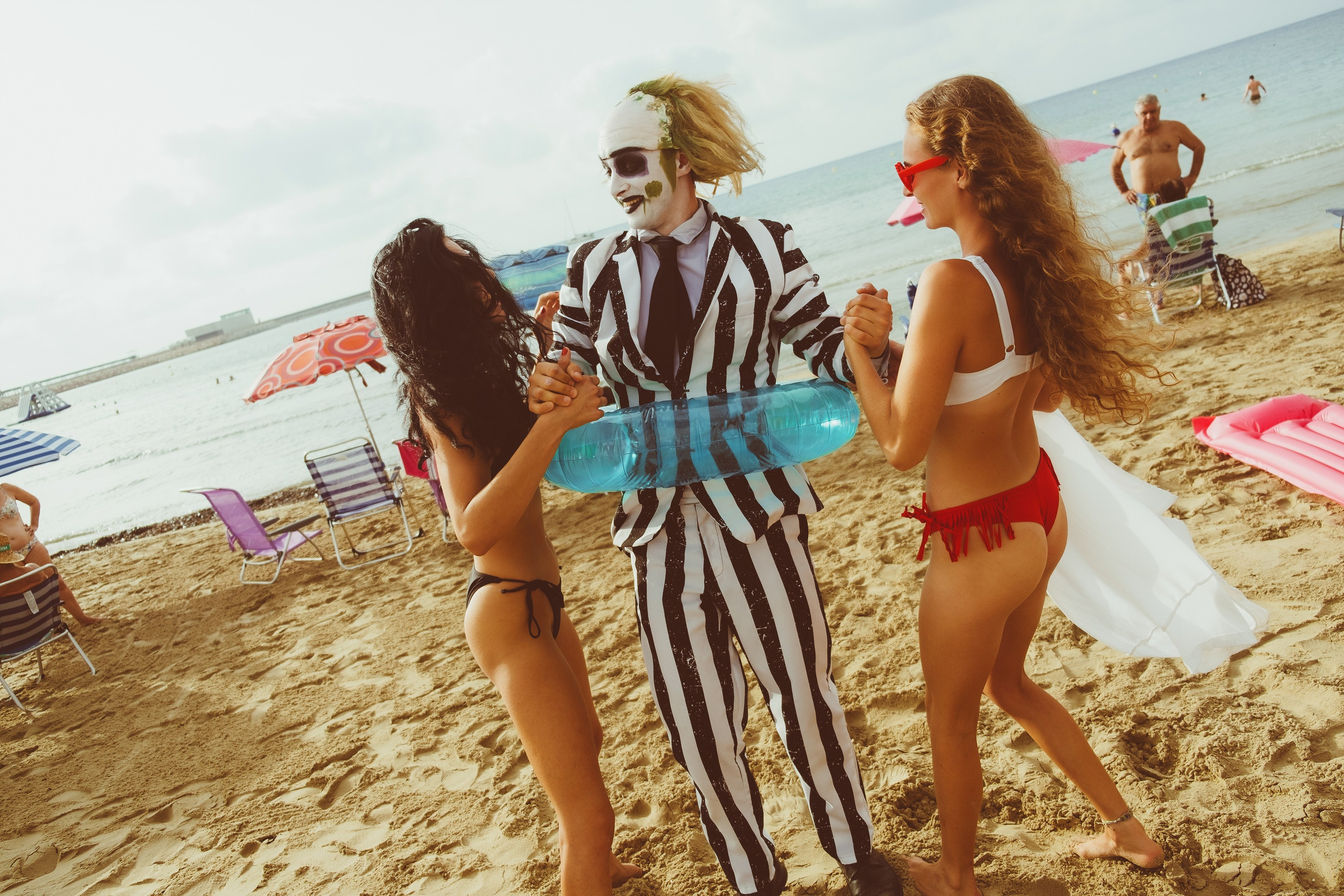 Beetlejuice на море: Экспериментальная фотосессия с цирковыми артистами — Фотограф Андрей Луковников