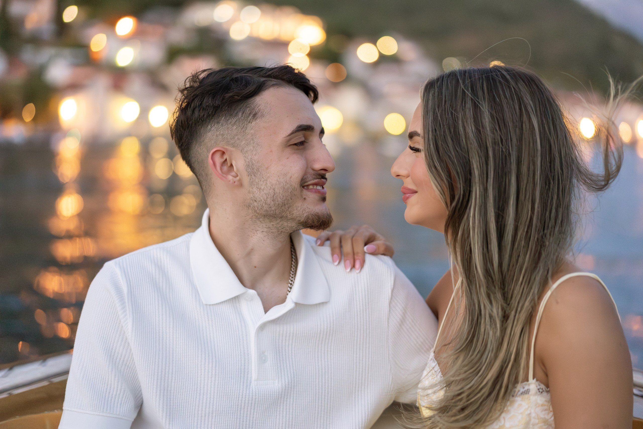 Etter solnedgang: Et sent kveldsfrieri på båt i Perast, Montenegro