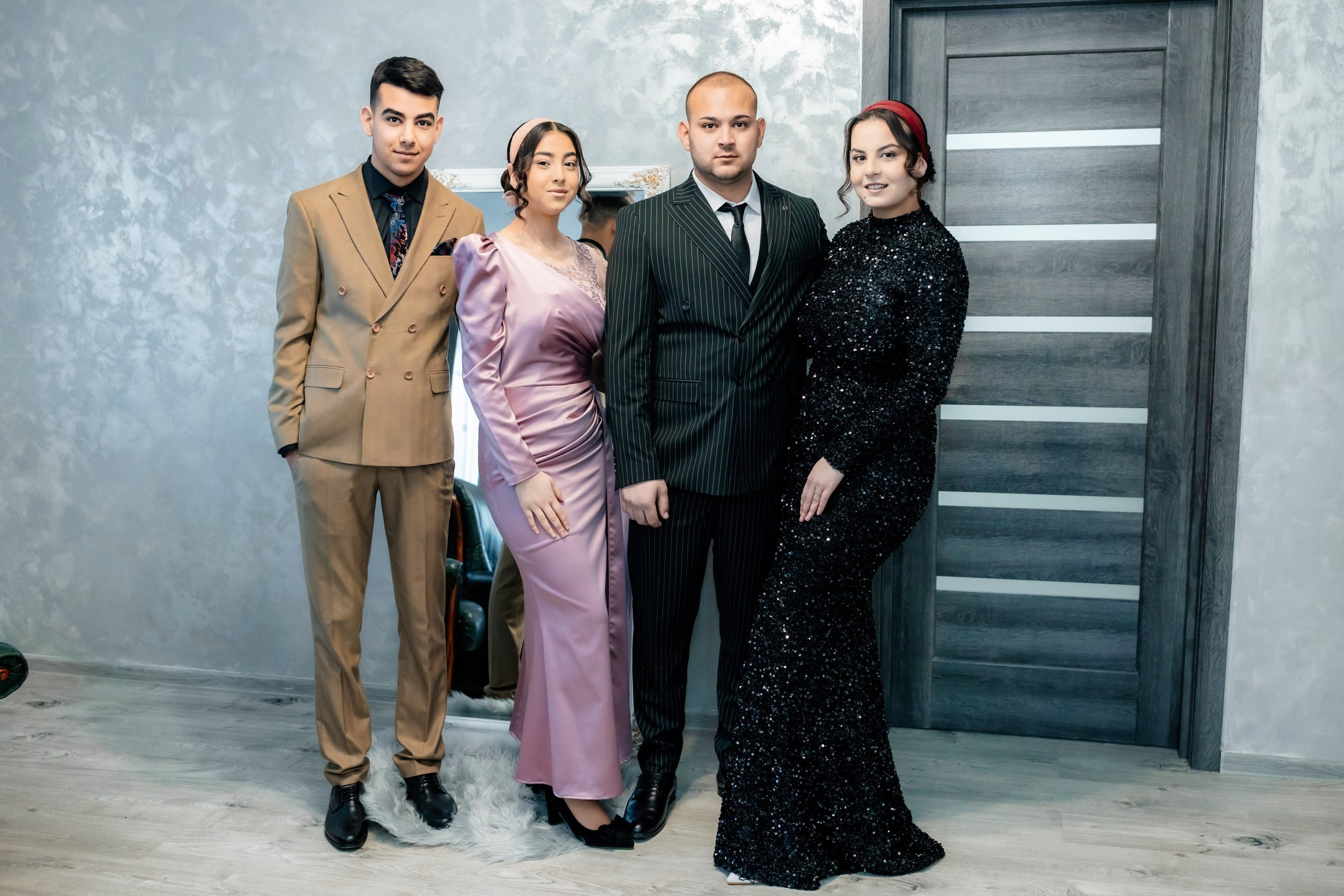 Fotograf nuntă Târgu Neamț – Samuel și Roxana, fotografie autentică realizată de AlinoFotoStudio 2. Fotograf nuntă Iași, Bacău, Suceava și Botoșani – Alin Chirilă surprinzând momente reale de nuntă 3. Fotografie de nuntă cu emoție și credință – AlinoFotoStudio, fotograf povestitor 4. Fotograf profesionist nuntă în Moldova – cadre naturale și pline de emoție 5. Alin Chirilă fotograf nuntă – poveste reală surprinsă prin fotografie 6. Fotograf nuntă cu stil documentar – momente autentice din ziua nunții Pregătiri mireasă acasă – fotografie naturală realizată de Alin Chirilă fotograf nuntă 8. Detalii din ziua nunții – fotograf nuntă Iași și Botoșani, AlinoFotoStudio 9. Emoții din dimineața nunții – fotograf profesionist Moldova 10. Cadre autentice din pregătiri – fotograf nuntă Suceava și Bacău Ceremonie religioasă nuntă – moment emoționant surprins de fotograf Alin Chirilă 12. Nuntă cu valori creștine – fotografie din biserică realizată cu discreție 13. Rugăciune și emoție în ziua nunții – fotograf nuntă Târgu Neamț 14. Legământ în fața lui Dumnezeu – fotografie de nuntă autentică 15. Fotograf nuntă biserică – momente sincere și pline de semnificație Petrecere de nuntă – cadre naturale realizate de AlinoFotoStudio 17. Bucurie și dans la nuntă – fotograf nuntă Iași și împrejurimi 18. Momente autentice de la restaurant – fotograf nuntă Bacău Suceava 19. Atmosferă de nuntă surprinsă discret – Alin Chirilă fotograf -AlinoFotoStudio – fotograf nuntă cu abordare naturală și emoțională 21. Alin Chirilă fotograf – povestitor prin fotografie de nuntă 22. Fotograf nuntă în Moldova – stil documentar și autentic 23. Fotografie de nuntă sinceră și elegantă – AlinoFotoStudio- Fotograf nuntă Iași Bacău Suceava Botoșani – Alin Chirilă AlinoFotoStudio 26. Fotograf nuntă Târgu Neamț și Moldova – fotografie profesională de eveniment 27. Fotograf nuntă cu valori creștine și stil documentar – AlinoFotoStudio - Alin Chirilă – AlinoFotoStudio Fotograf nuntă Iași • Bacău • Suceava • Botoșani - Samuel & Roxana, Târgu Neamț -Momente reale, trăite sincer și păstrate pentru totdeauna.