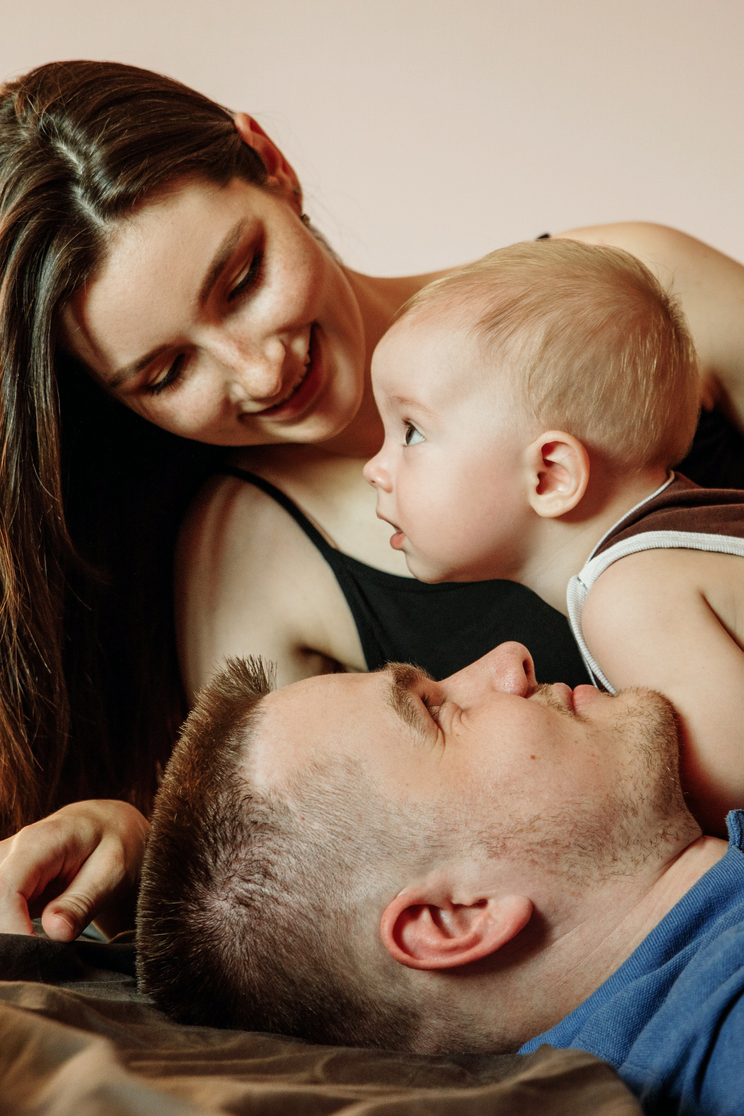 Adorable baby portraits capturing curiosity and first smiles in a natural home setting. Alisa Tant — Family and newborn photographer Bucks County, Montgomery county, Philadelphia, NJ