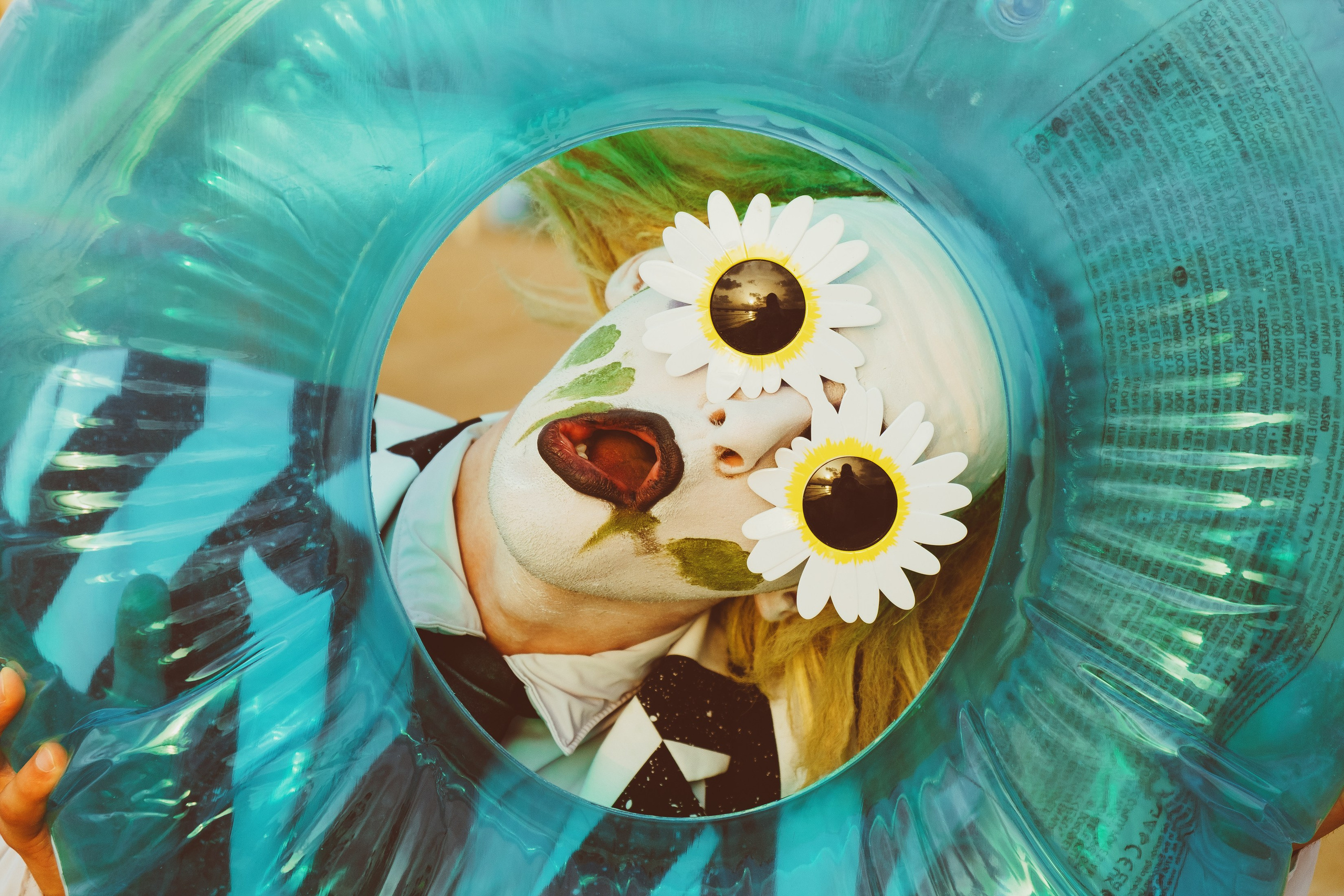 Beetlejuice на море: Экспериментальная фотосессия с цирковыми артистами — Фотограф Андрей Луковников