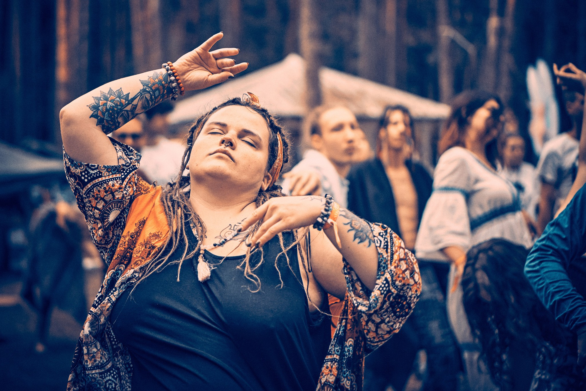 Portrety Ludzi, zrobione na Festiwalach Świadomościowych i Muzycznych: Dharma, ZIELONE KRĘGI, Wibracje, FRUŃ, Organic, Turkusowa Wyspa. Andriej Szypilow - Fotografia & Wideografia