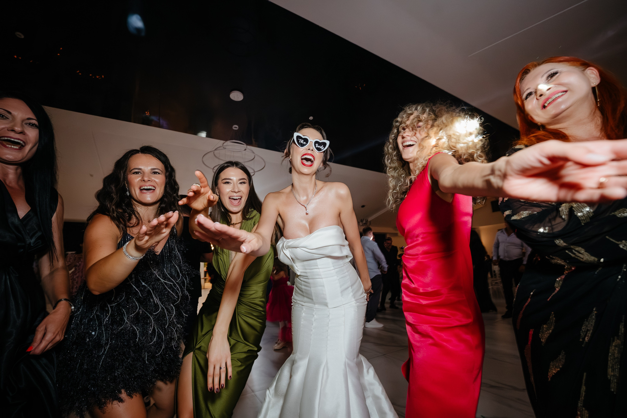 Atmosfera incendiară de pe ringul de dans la petrecerea din județul Bacău.