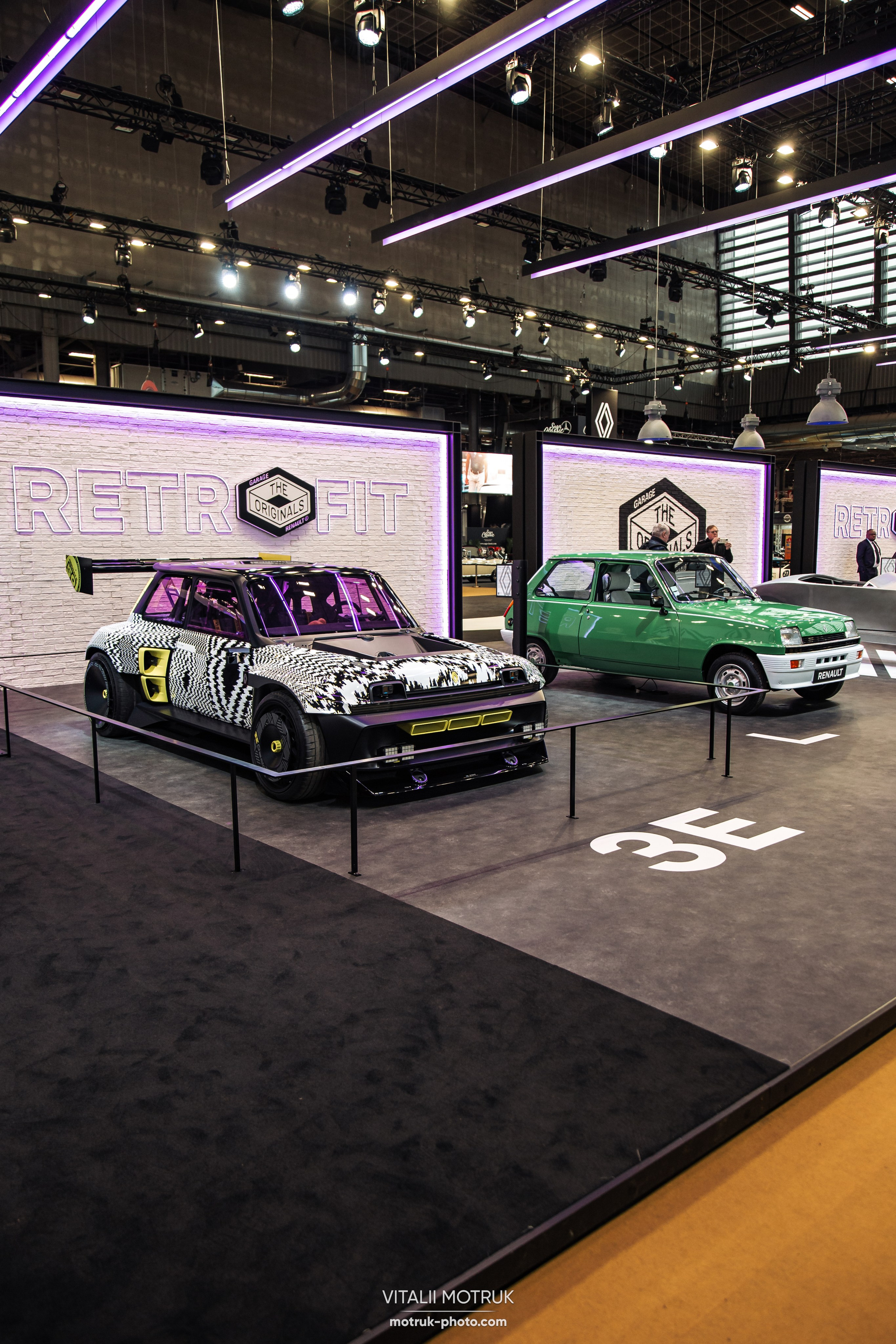 Retromobile 2023. Photographe de voitures à Paris — Vitalii Motruk