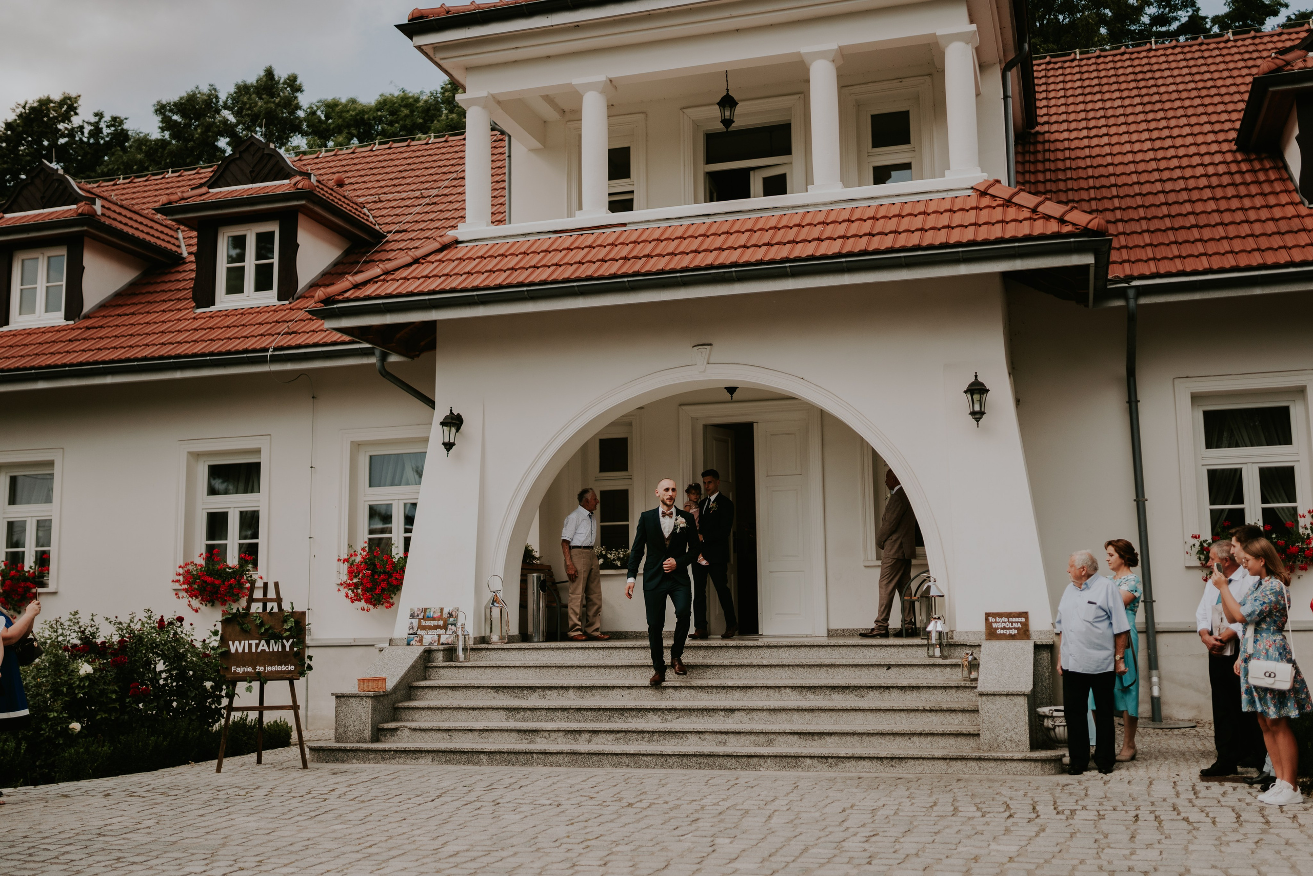 Dwór Wierzbno: plenerowy ślub pod wierzbą. Karkowskafoto - fotografia miłości