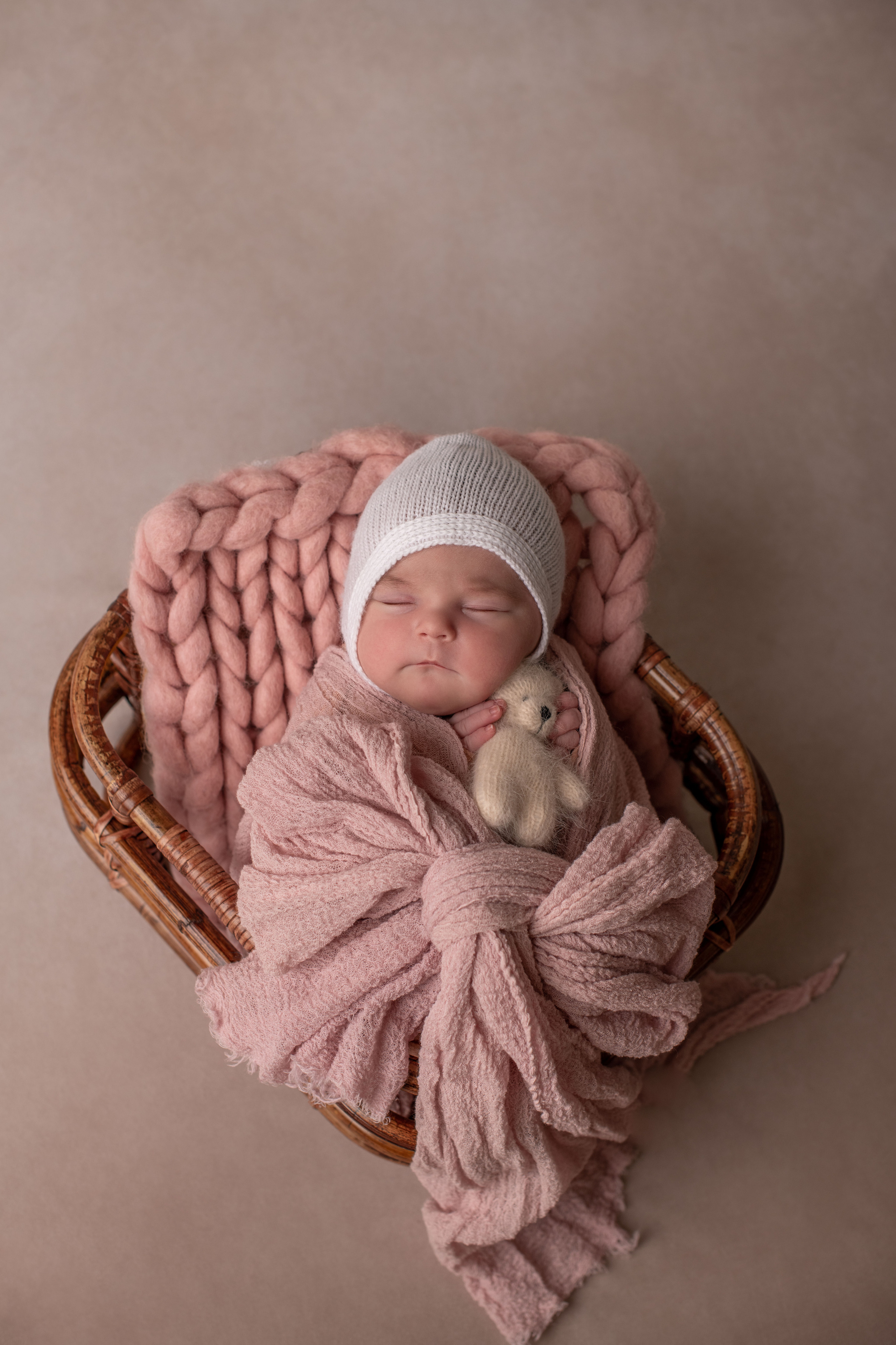 Newborn photoshoot baby girl 9 days. Newborn photographer Sacramento