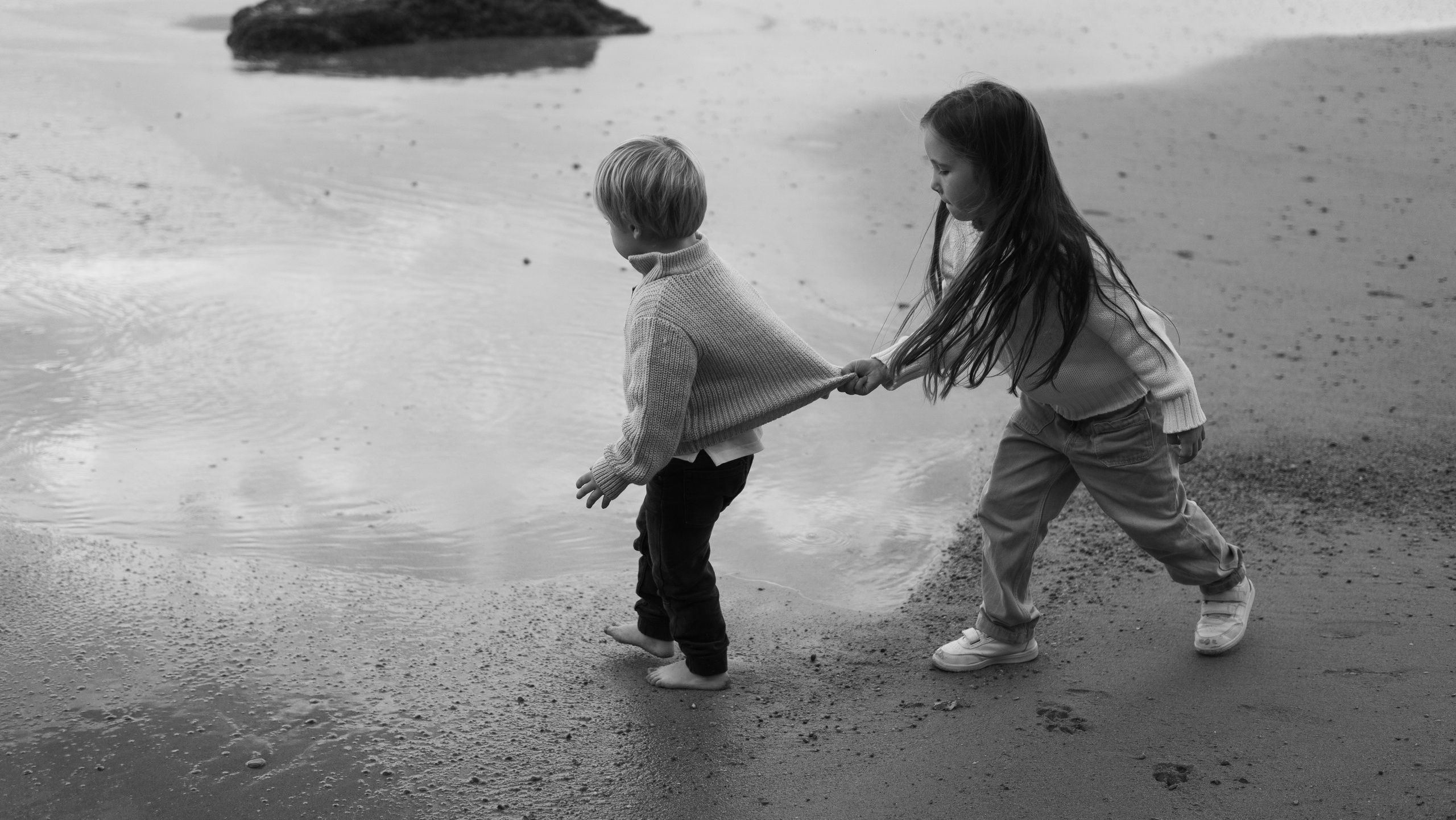Family Beach Photo Session in Gijón, Spain — Mother and Kids at Playa de Ñora
