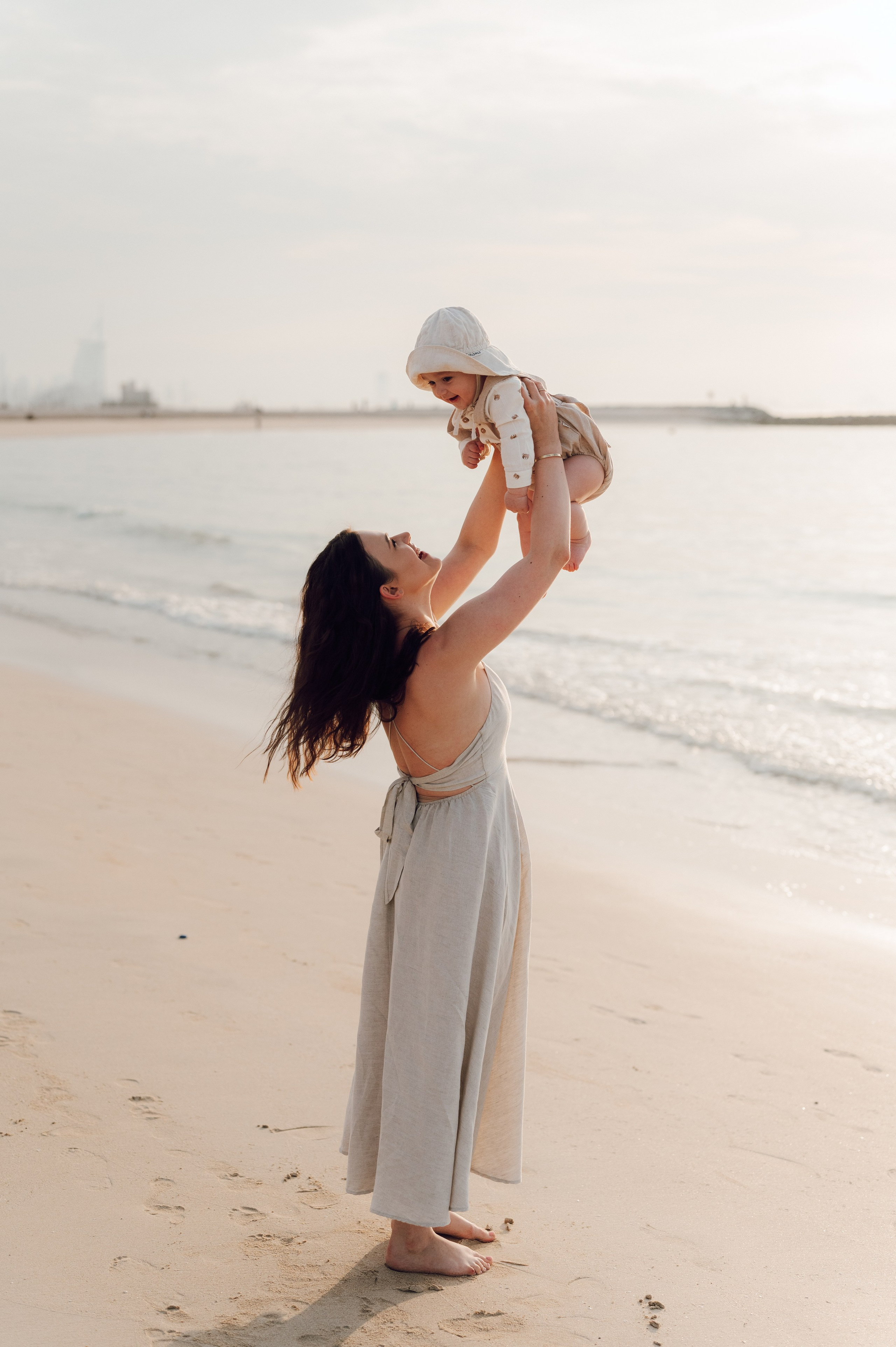 Mama z dzieckiem na plaży – rodzinna sesja fotograficzna, Poznań i okolice